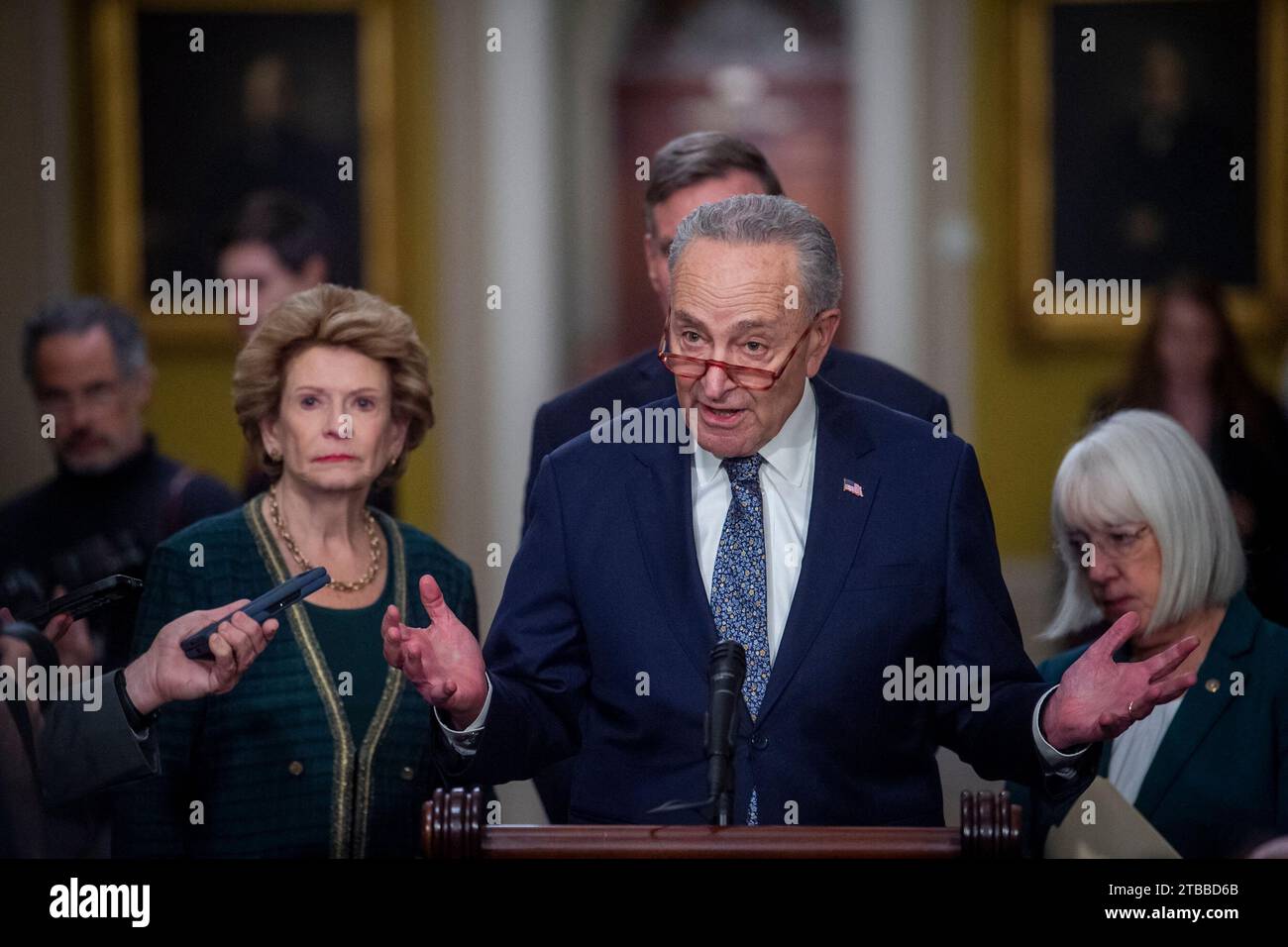 Washington, Stati Uniti. 5 dicembre 2023. Il leader della maggioranza del Senato degli Stati Uniti Chuck Schumer (Democratico di New York) ha espresso osservazioni durante la conferenza stampa del pranzo della politica democratica del Senato degli Stati Uniti presso il Campidoglio degli Stati Uniti a Washington, DC, USA, martedì 5 dicembre, 2023. foto di Rod Lamkey/CNP/ABACAPRESS.COM credito: abaca Press/Alamy Live News Foto Stock