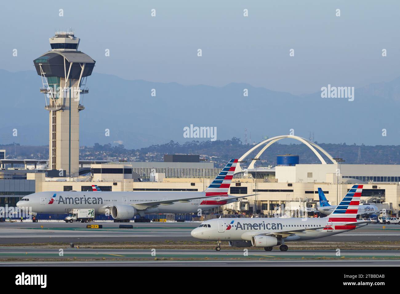 I jet American Airlines Boeing e Airbus hanno preso parte al rullaggio all'aeroporto internazionale di Los Angeles. Foto Stock