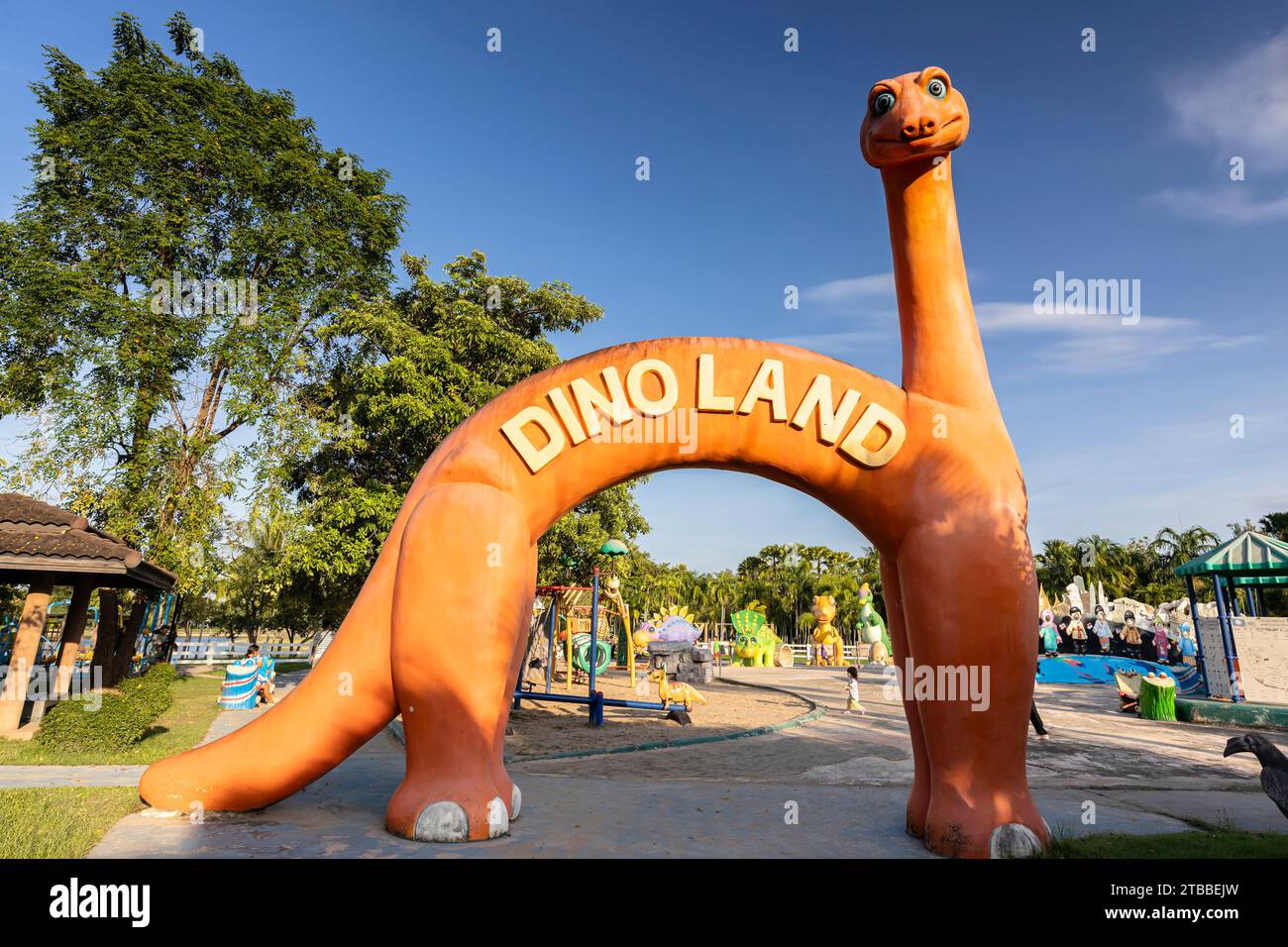 Nong Prajak Park, giardino per bambini, dinosauro gigante fantasy oggetto, centro città, Udon Thani, Isan, Thailandia, sud-est asiatico, Asia Foto Stock