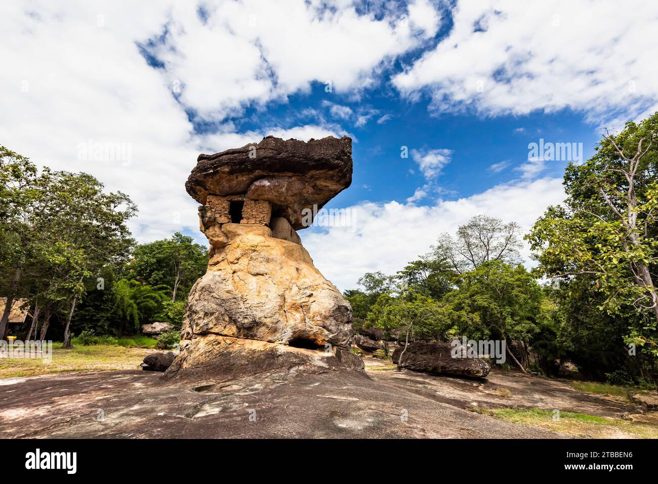 Phu Phra Bat Historical Park, pietra di fungo naturale con camera artificiale, Ban Phue, Udon Thani, Isan, Thailandia, sud-est asiatico, Asia Foto Stock