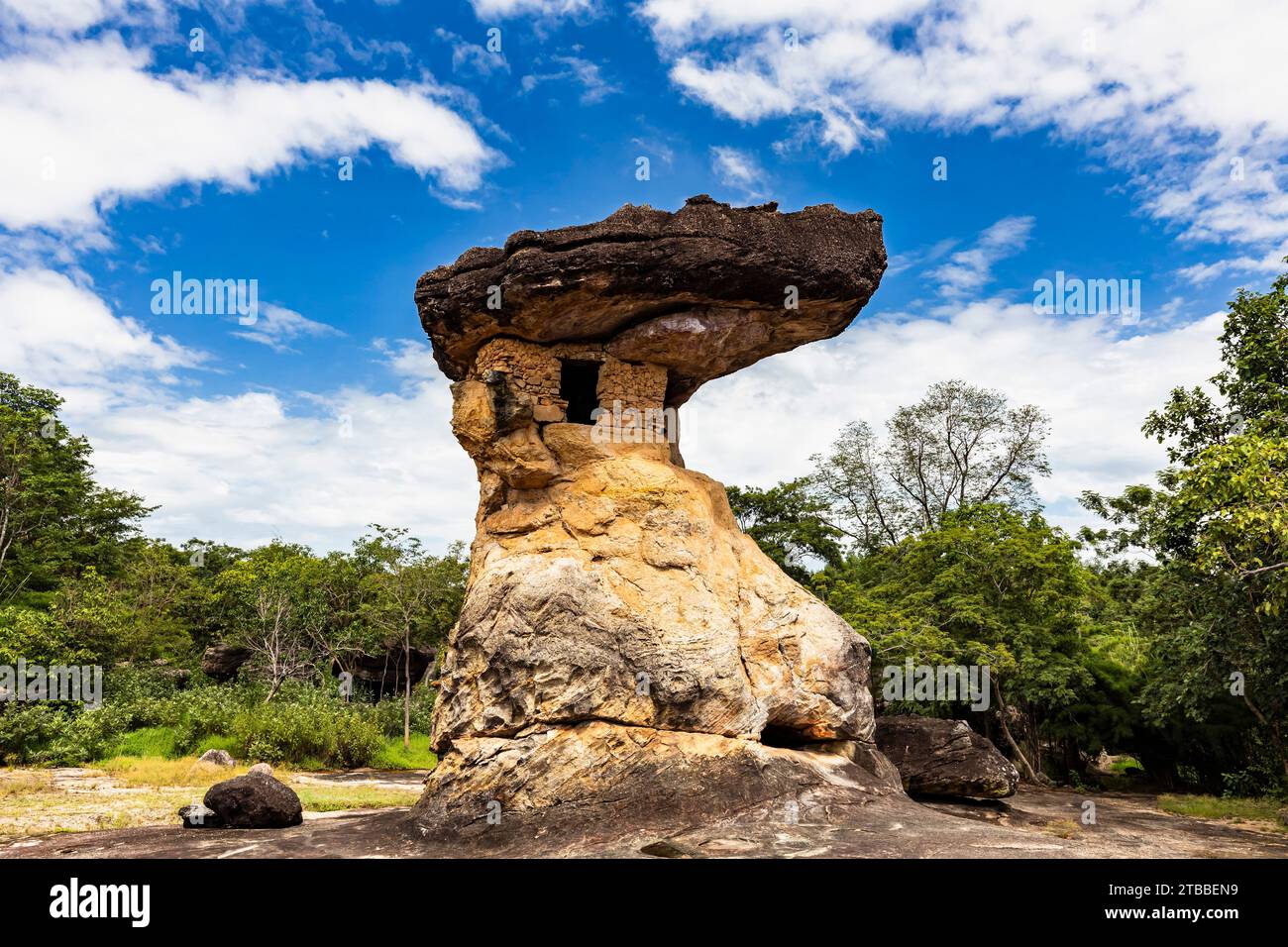 Phu Phra Bat Historical Park, pietra di fungo naturale con camera artificiale, Ban Phue, Udon Thani, Isan, Thailandia, sud-est asiatico, Asia Foto Stock