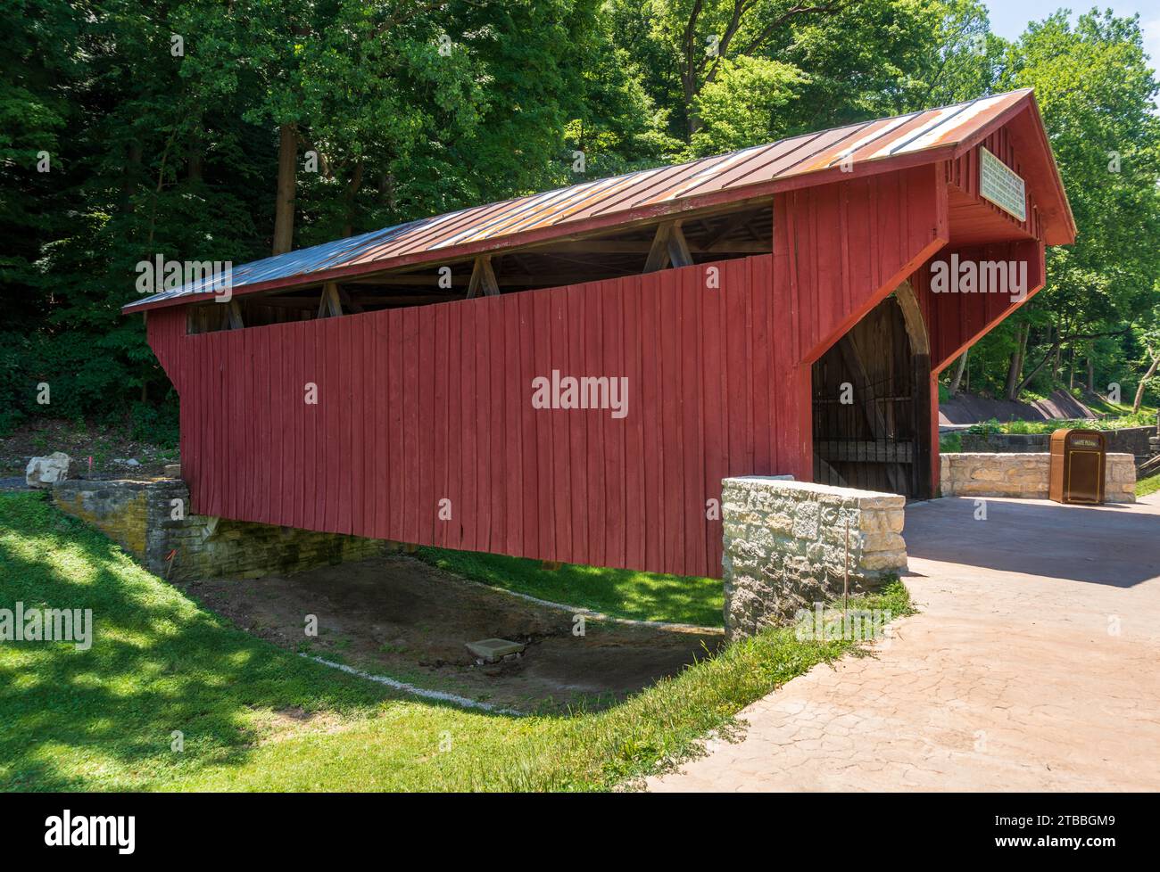 Carrillon Park - Feedwire Covered Bridge presso il Carillon Historical Park, museo di Dayton, Ohio, USA Foto Stock