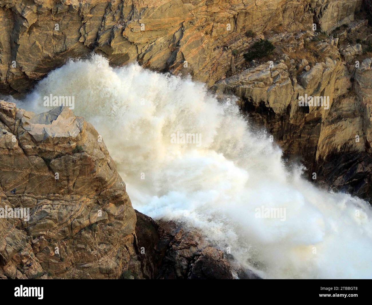 l'acqua turbolenta del fiume shoshone che scorre attraverso la diga di bufalo bill, vicino a cody, wyoming Foto Stock