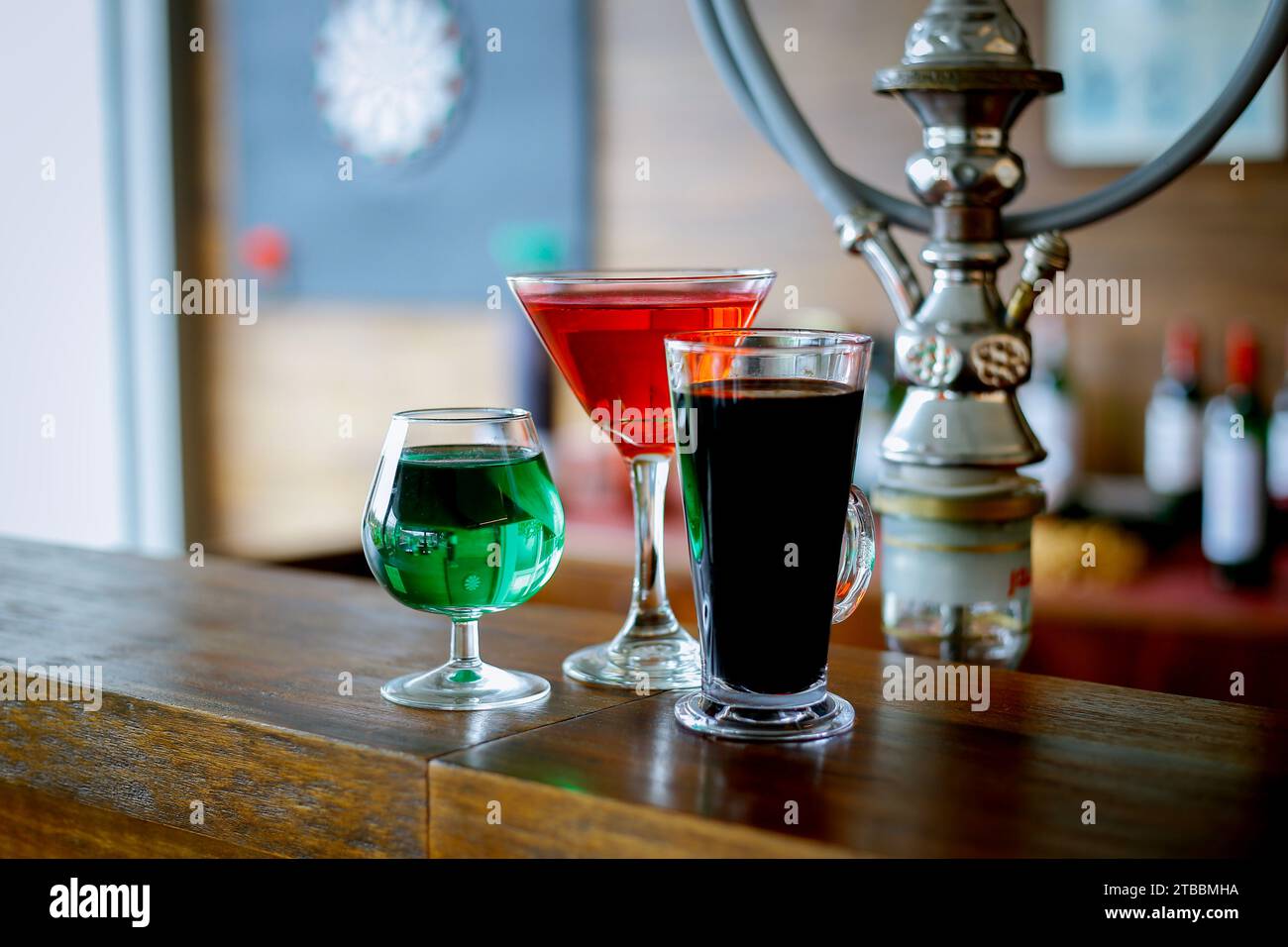 Cocktail colorati nella vita notturna, bevande dei turisti in tarda serata Foto Stock