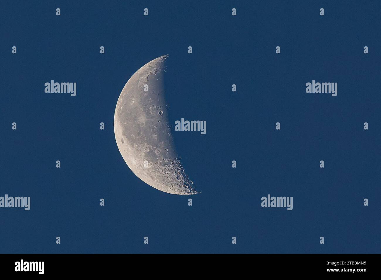 Kidderminster, Regno Unito. 6 dicembre 2023. Meteo del Regno Unito: Le persone di tutte le Midlands si svegliano con cieli limpidi e una dura gelata oggi. Con un cielo così limpido al mattino presto, la Luna Mezzaluna si può vedere chiaramente con i suoi numerosi crateri mentre inizia a tramontare. Credito: Lee Hudson/Alamy Live News Foto Stock