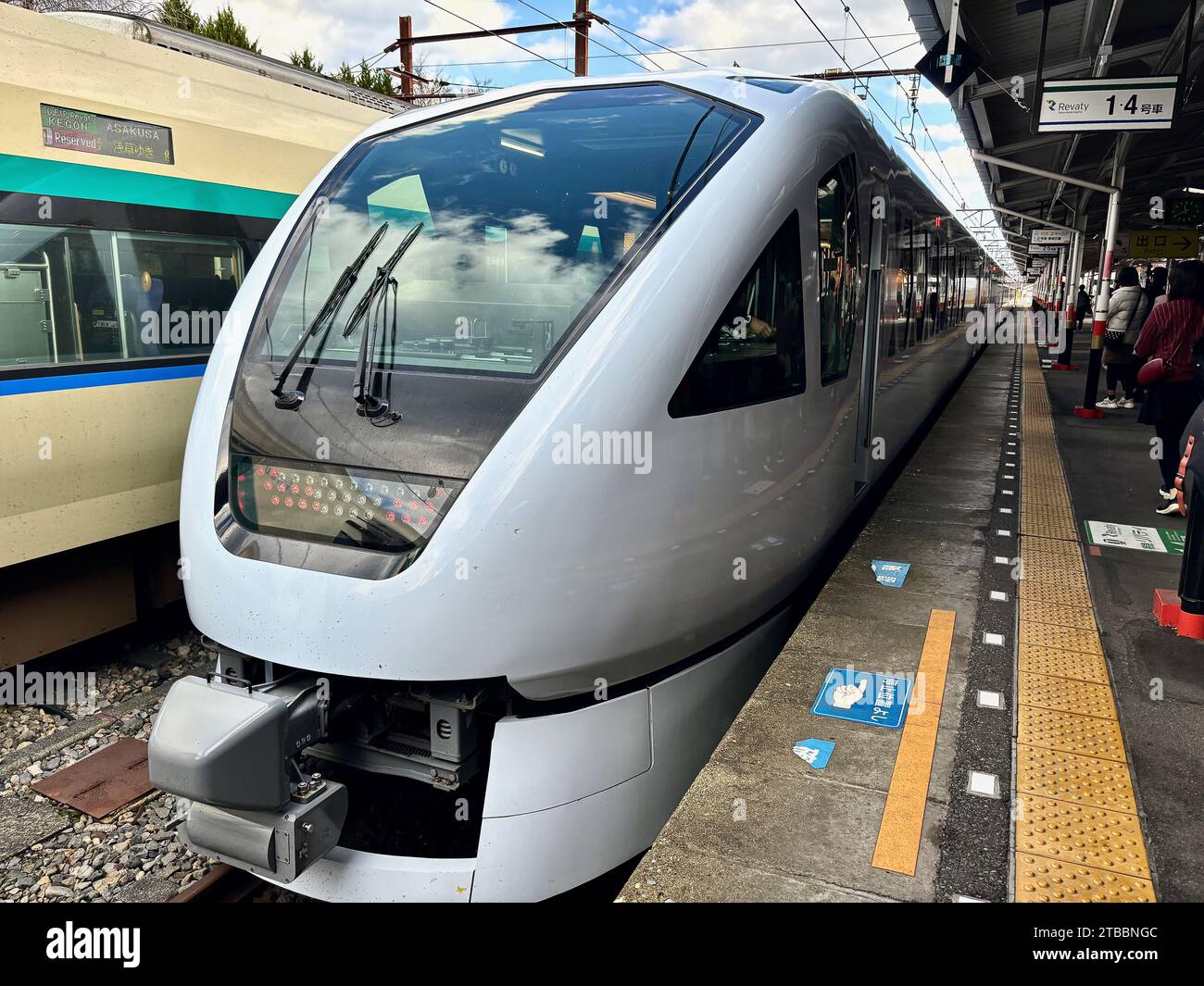 Un treno espresso limitato della Tobu Railway Spacia X alla stazione di Tobu Nikko a Nikko, Giappone. Foto Stock