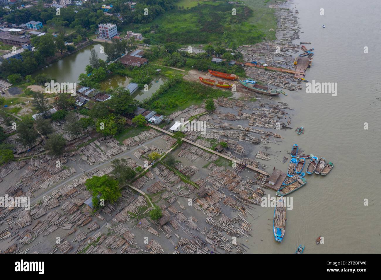 Pirojpur, Bangladesh: Il più grande mercato galleggiante di legno sul canale Shitol nel fiume Shandha vicino a Swarupkathi thana a Pirojpur è ancora uno dei migliori Foto Stock
