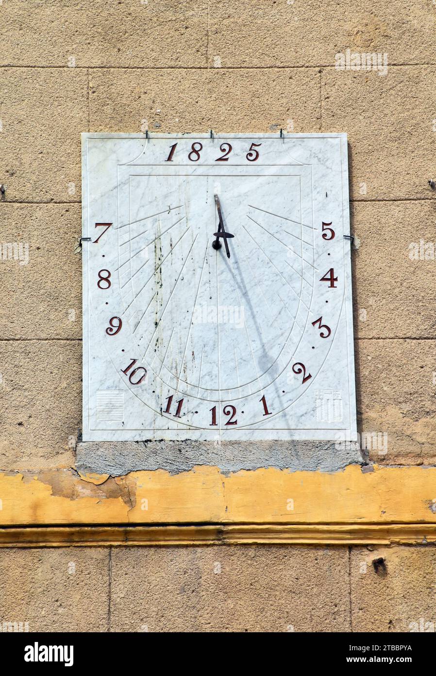 Sundial, risalente al 1825, casa ad Aix-en-Provence, apparentemente in marmo grigio chiaro con numeri incisi dipinti di rosso Foto Stock