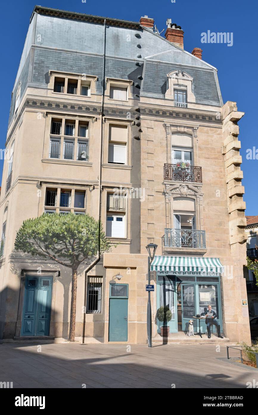 Murale trompe l'Oeil di Antonin-Moulin, seduto fuori dal caffè Au Republicain con il suo cappello e il suo cane, leggendo un giornale, Béziers, Francia Foto Stock