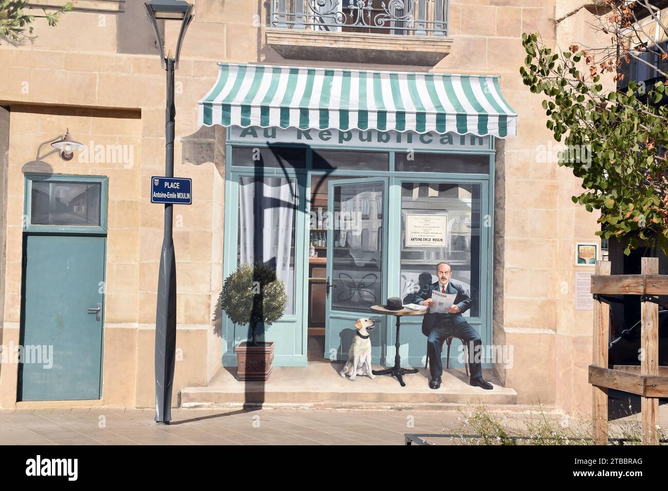 Murale trompe l'Oeil di Antonin-Moulin, seduto fuori dal caffè Au Republicain con il suo cappello e il suo cane, leggendo un giornale, Béziers, Francia Foto Stock