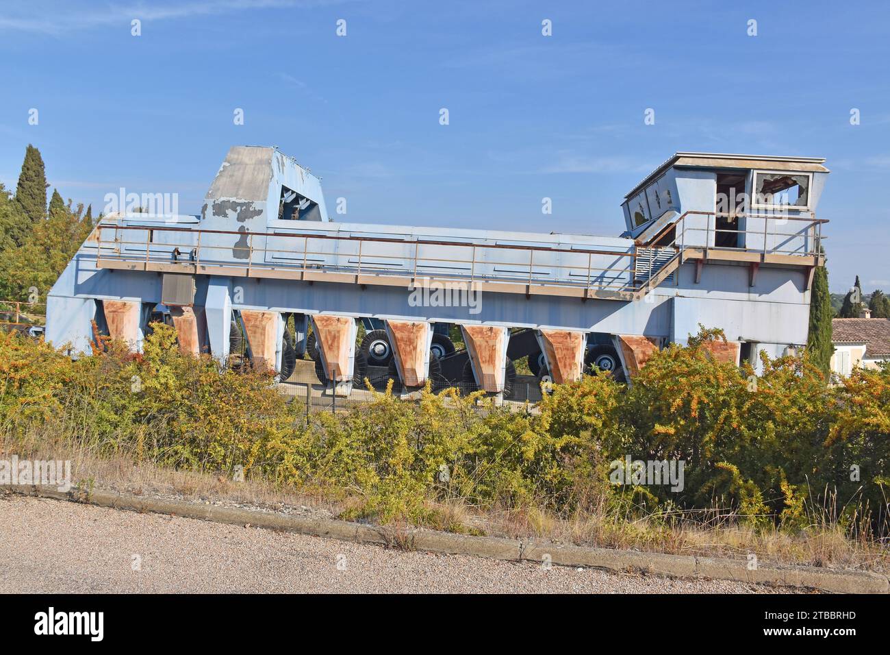 Trattore abbandonato, resti di un ponte di risalita, Pente d'eau, costruito per le chiuse di Fonsérannes, Béziers, Canal du Midi, costruito nel 1980-84, abbandonato nel 1991 Foto Stock