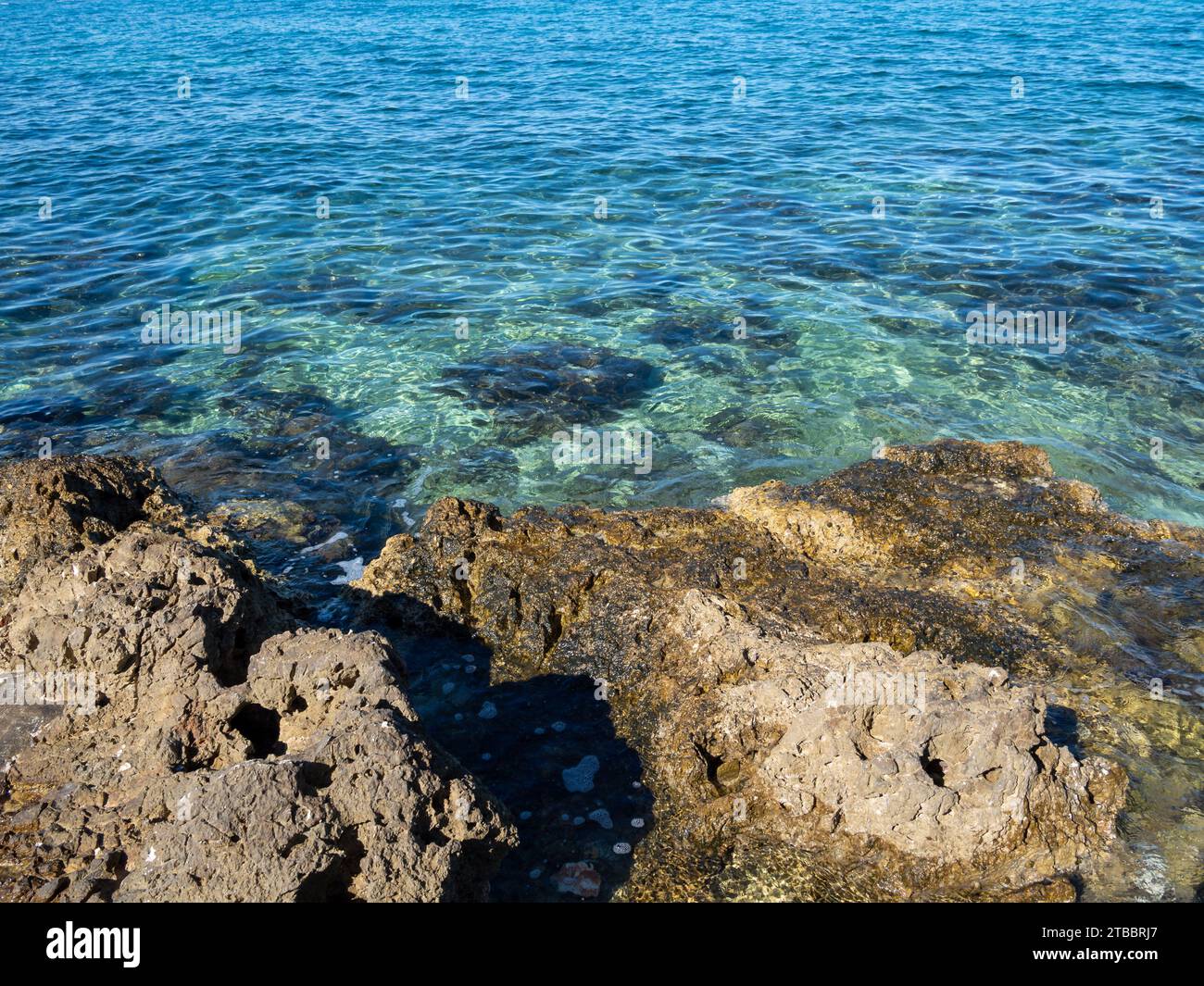 Acque blu del mare con barriera corallina sul mare Adriatico in Croazia Foto Stock