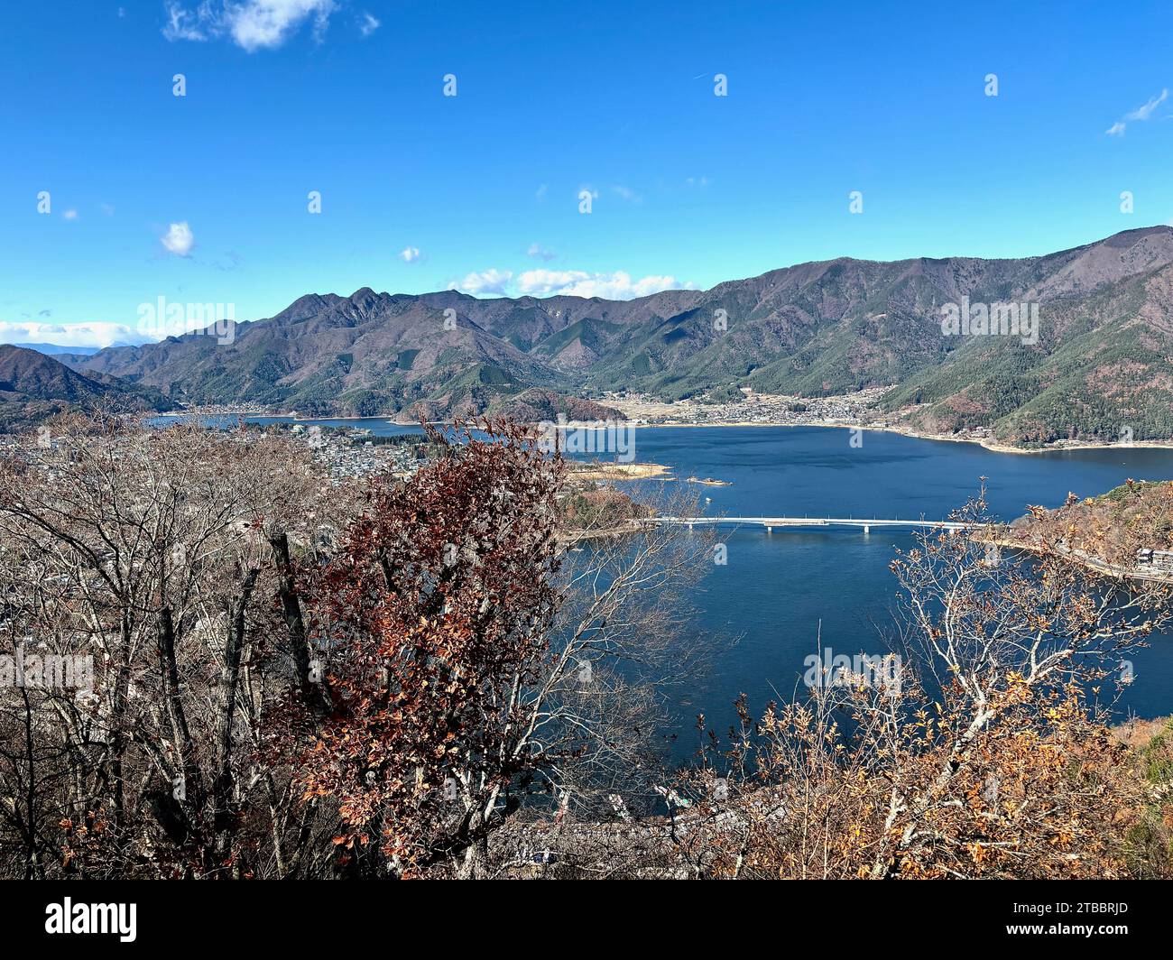 Vista aerea del lago Kawaguchiko in Giappone. Nel 2013, questo lago è stato aggiunto alla lista dei patrimoni dell'umanità come parte del sito culturale del Fujisan. Foto Stock