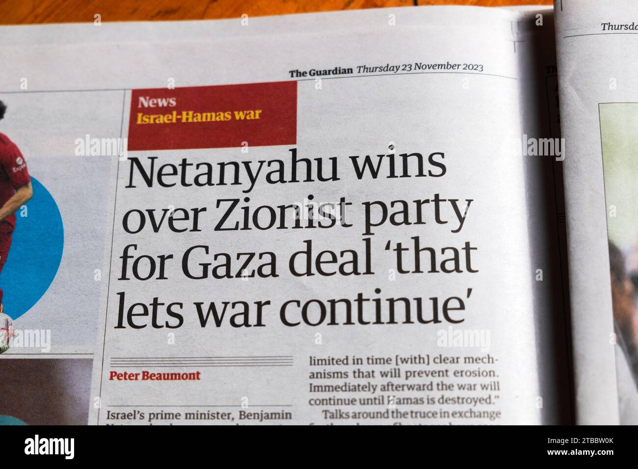 "Netanyahu vince il partito sionista per l'accordo di Gaza "che continuiamo la guerra" il quotidiano del Guardian titola Israel-Hamas il ritaglio di guerra 23 novembre 2023 Regno Unito Foto Stock
