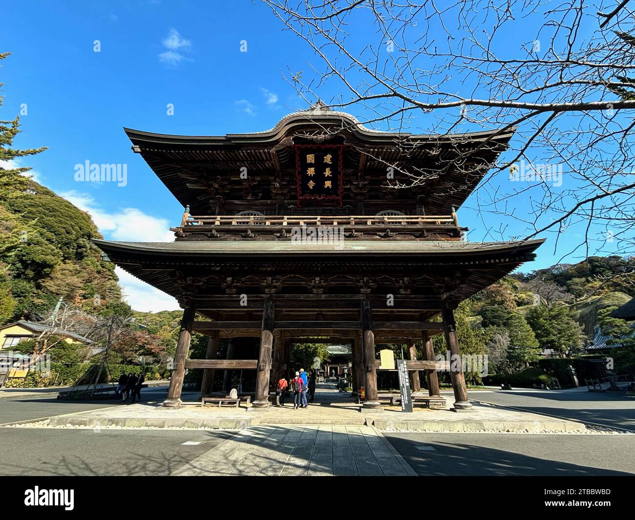 La porta principale del tempio Kencho-ji a Kamakura, Giappone. Questo cancello di legno fu costruito nel 1754. Foto Stock