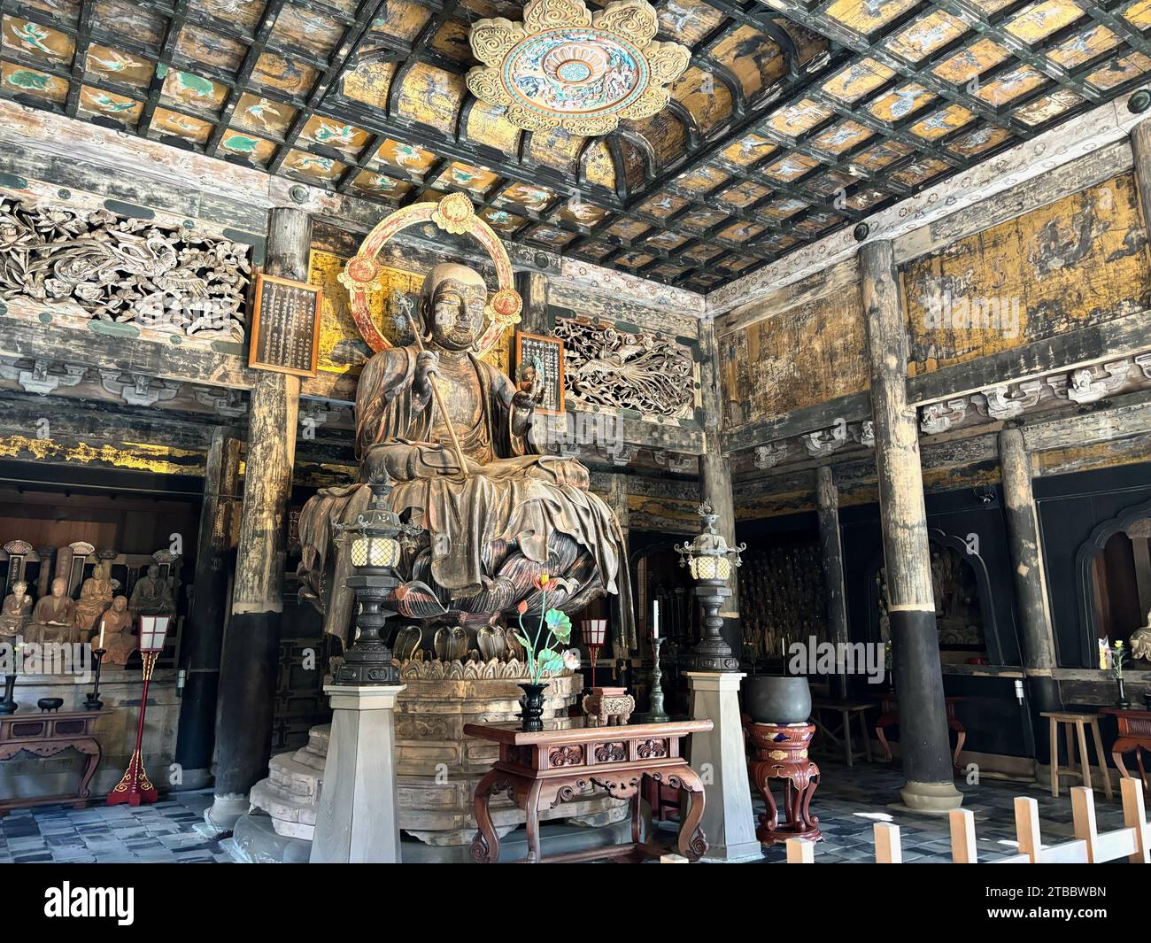 Un'antica statua di Ksitigarbha bodhisattva nel Butsu-den o "sala del Buddha" del tempio Kencho-ji a Kamakura, Giappone. Foto Stock