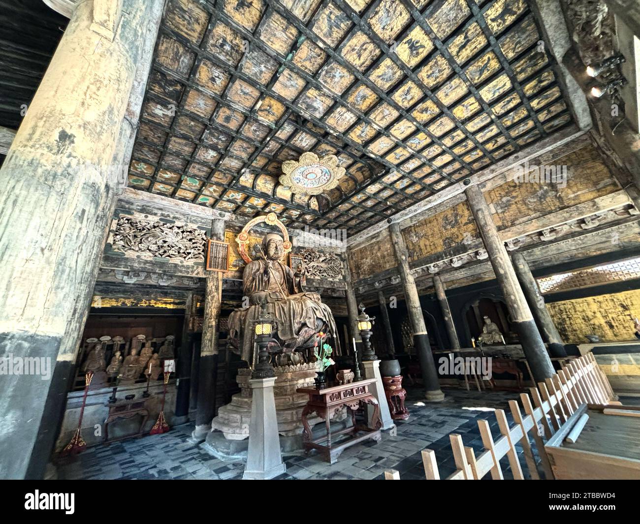 Un'antica statua di Ksitigarbha bodhisattva nel Butsu-den o "sala del Buddha" del tempio Kencho-ji a Kamakura, Giappone. Foto Stock