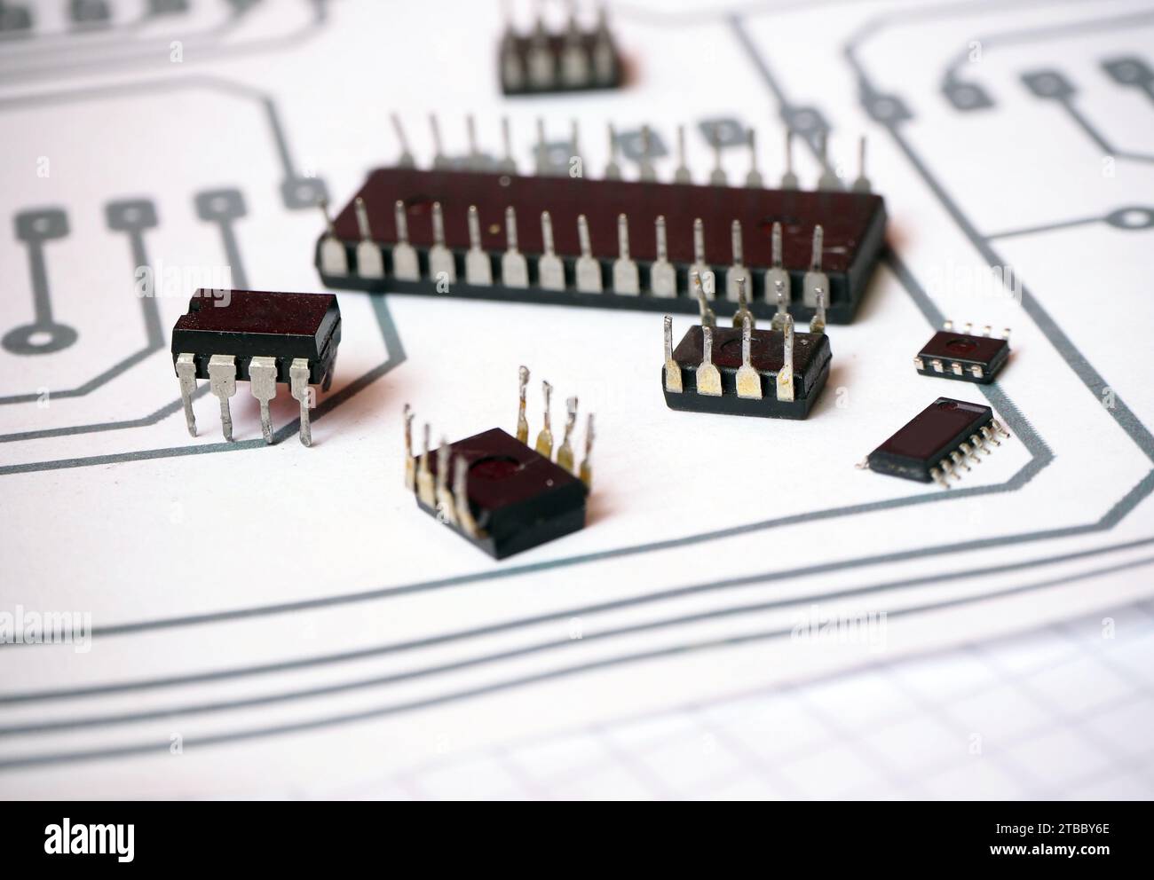 Circuiti integrati semiconduttori sugli schemi. Informazioni di base sul concetto di sviluppatore hardware o di progettazione. Messa a fuoco selezionata. Foto Stock