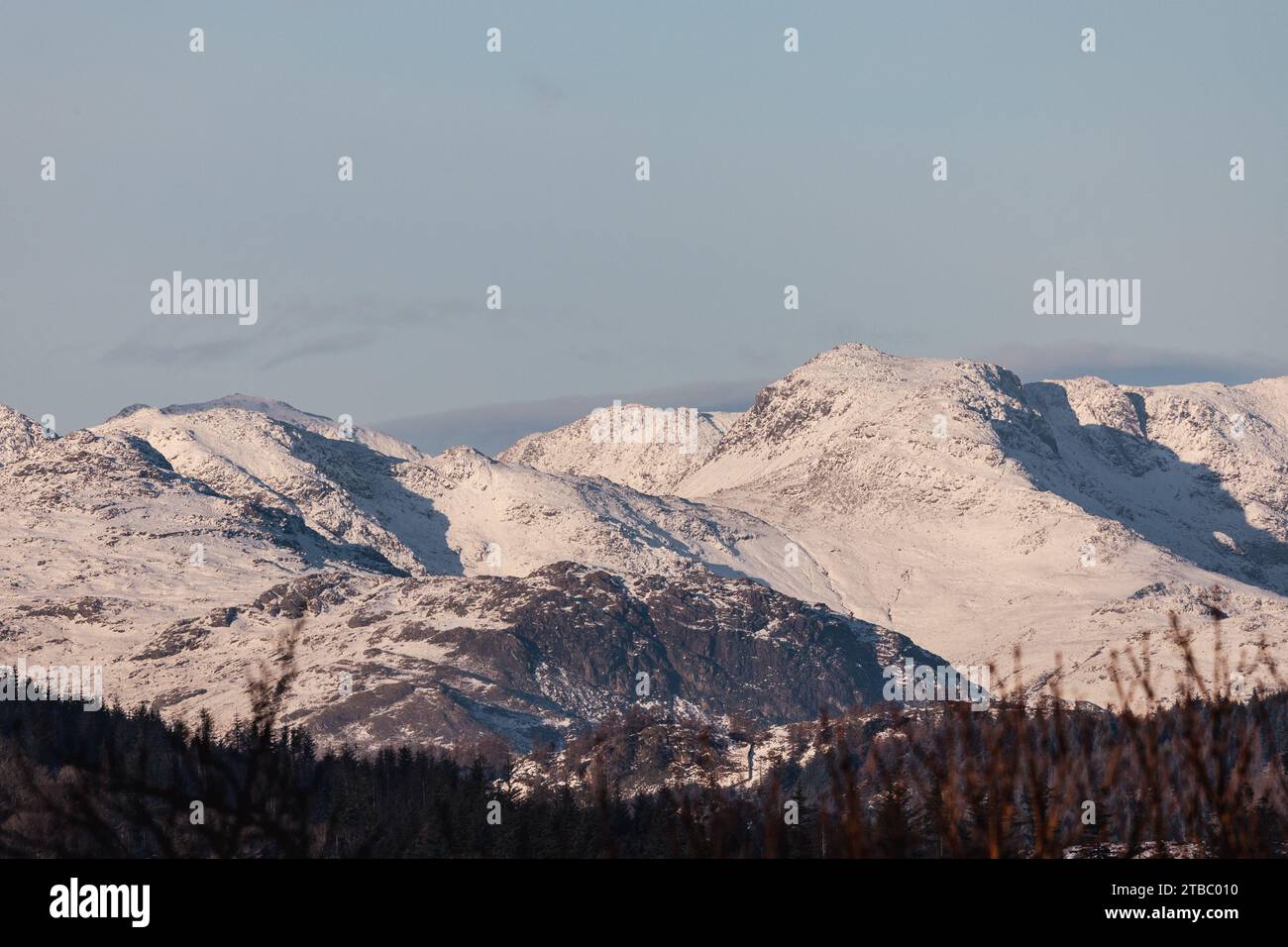 Cumbria, Regno Unito. 6 dicembre 2023. Meteo Regno Unito. Lake District sud Cumbria neve scivola dopo il gelo notturno . Credito: Gordon Shoosmith/Alamy Live News Foto Stock