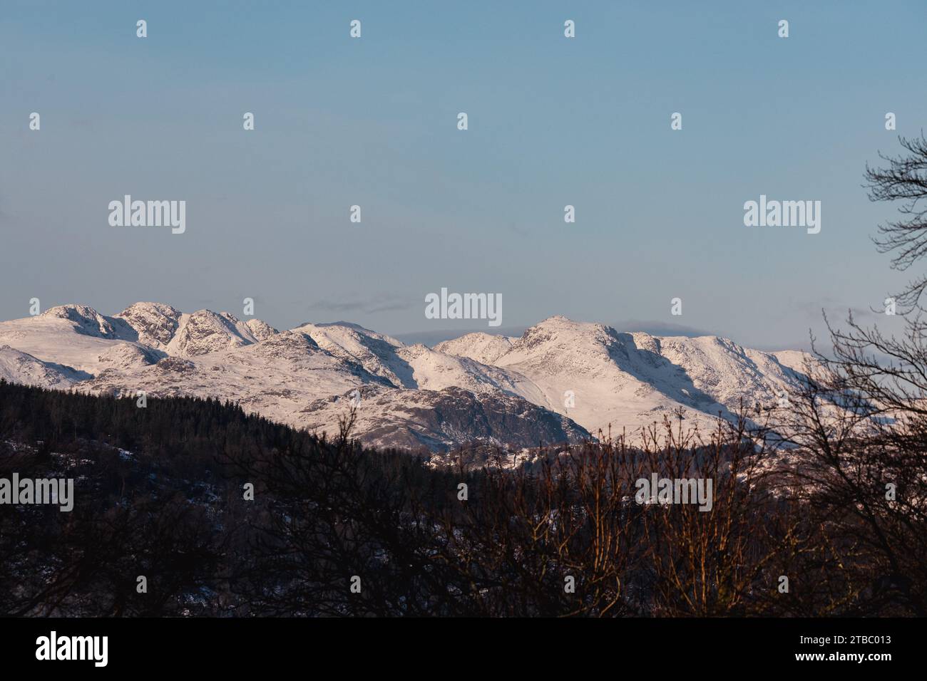 Cumbria, Regno Unito. 6 dicembre 2023. Meteo Regno Unito. Lake District sud Cumbria neve scivola dopo il gelo notturno . Credito: Gordon Shoosmith/Alamy Live News Foto Stock