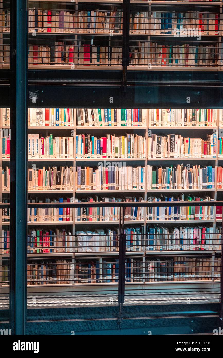 Fondazione del centro di documentazione ebraico contemporaneo. Biblioteca moderna all'interno della stazione centrale di Milano. Architettura industriale e contemporanea. Italia Foto Stock