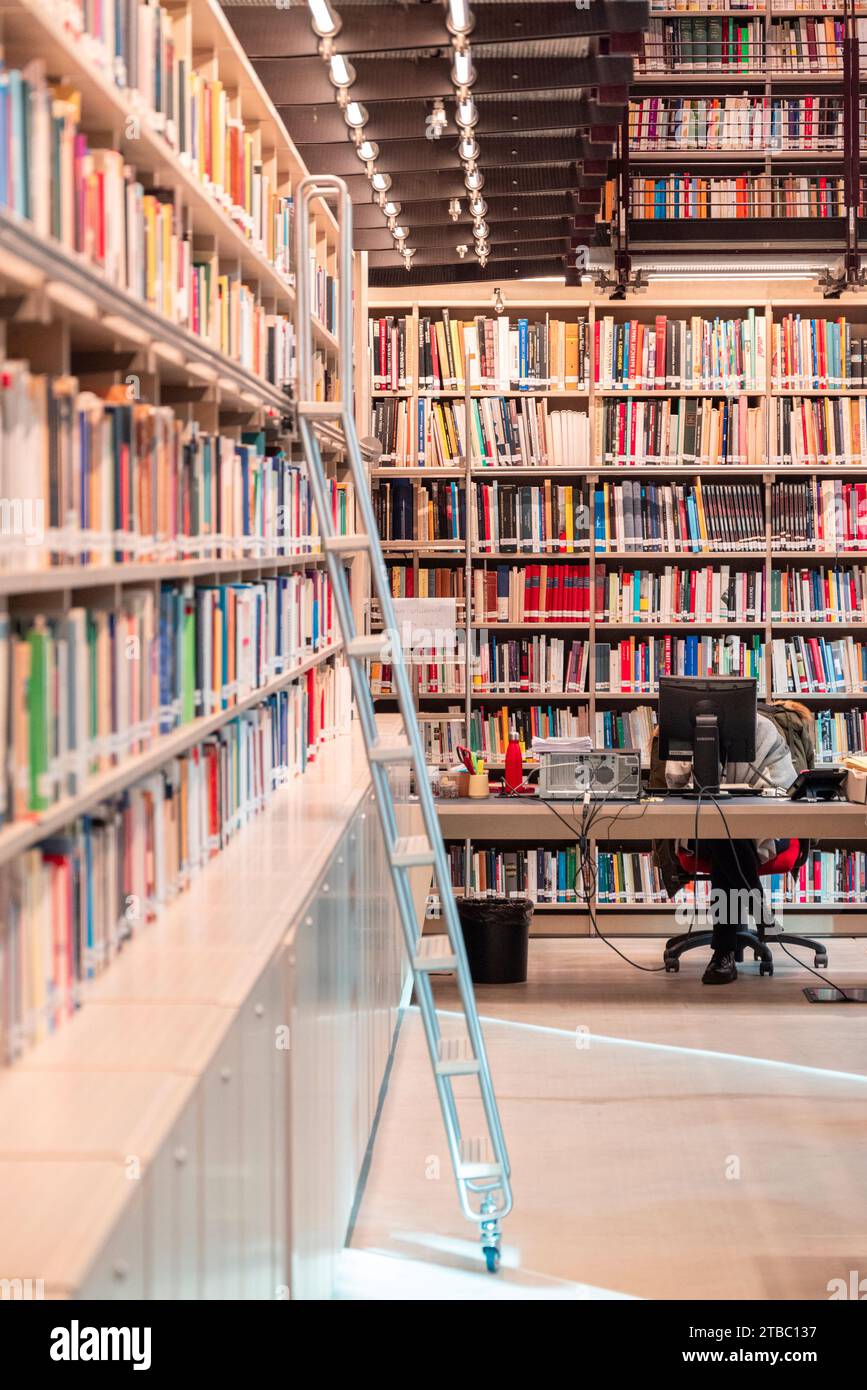 Fondazione del centro di documentazione ebraico contemporaneo. Biblioteca moderna all'interno della stazione centrale di Milano. Architettura industriale e contemporanea. Italia Foto Stock