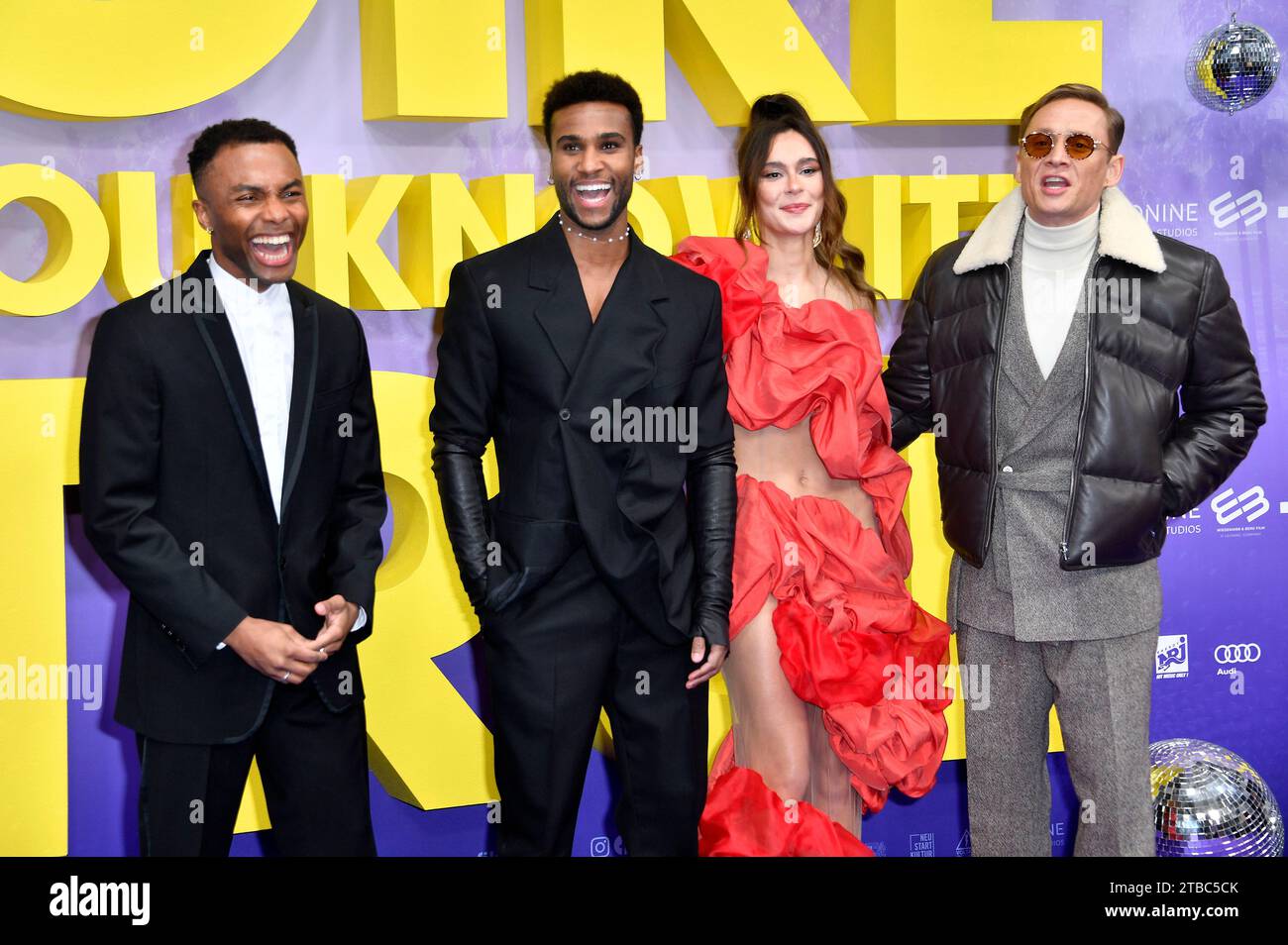 Elan Ben Ali, Tijan Njie, bella Dayne e Matthias Schweighöfer bei der Premiere des Kinofilms "ragazza che sai è vera" presso Zoo Palast. Berlino, 05.12.2023 Foto Stock