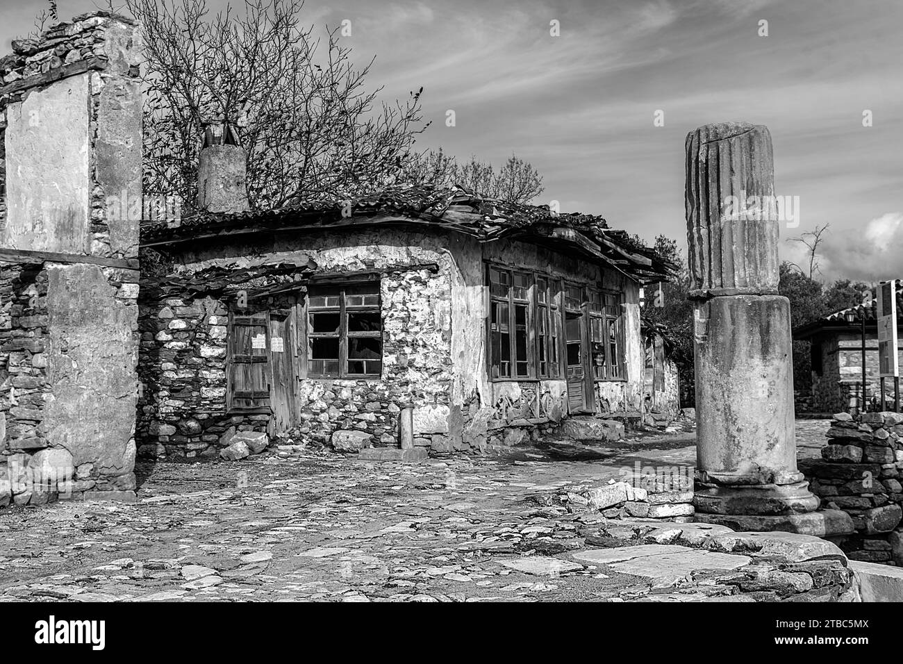 Stratonikeia è una delle rare città antiche in cui l'architettura carica, romana e ottomana si intrecciano. Foto Stock