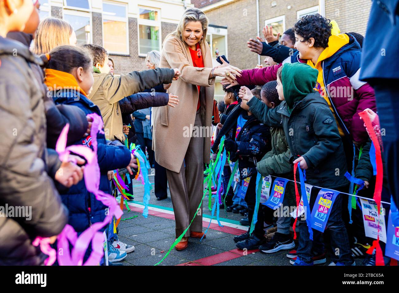 Rotterdam, Paesi Bassi. 6 dicembre 2023. ROTTERDAM - Regina Maxima durante la sua visita alla scuola elementare di Rotterdam De Bavokring per il programma More Art and Culture in School and Environment. La scuola coinvolge professionisti dell'istruzione, feste culturali e assistenza all'infanzia e offre un'offerta creativa a scuola e dopo la scuola. ANP IRIS VAN DEN BROEK POOL netherlands Out - belgium Out credito: ANP/Alamy Live News Foto Stock