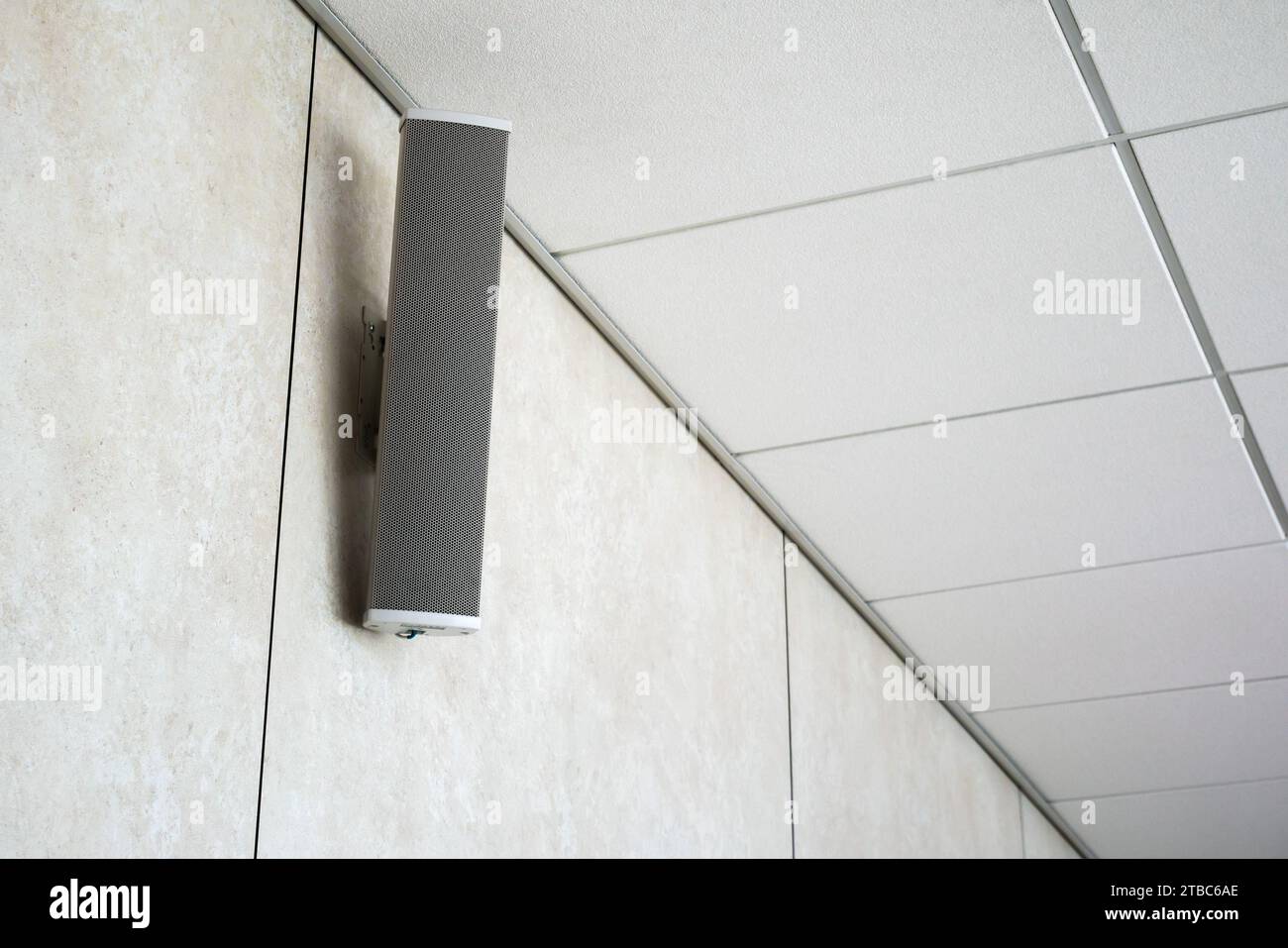 Altoparlante bianco nella sala conferenze a parete sotto il soffitto Foto Stock