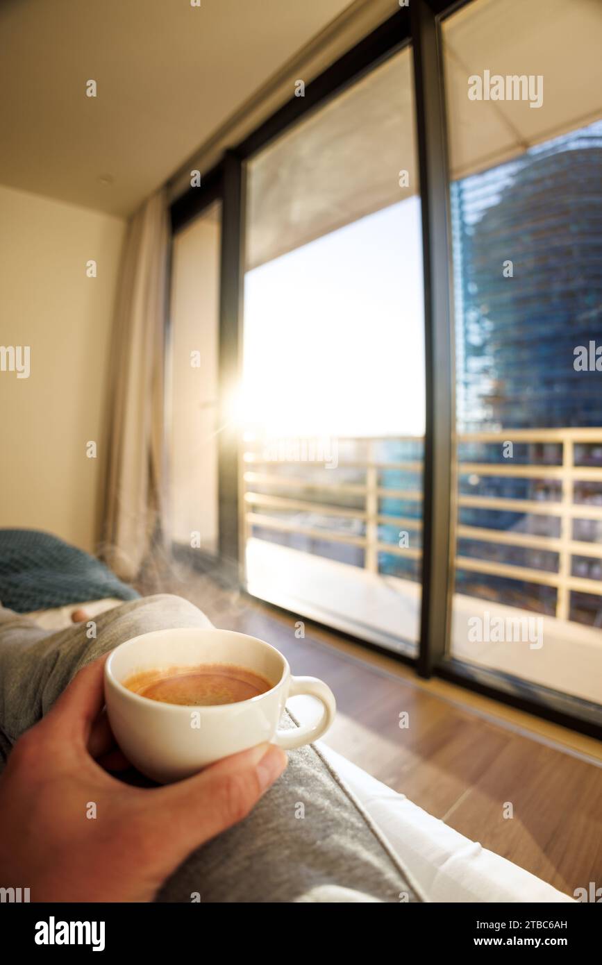 Una tazza di caffè mattutino in un appartamento City Foto Stock