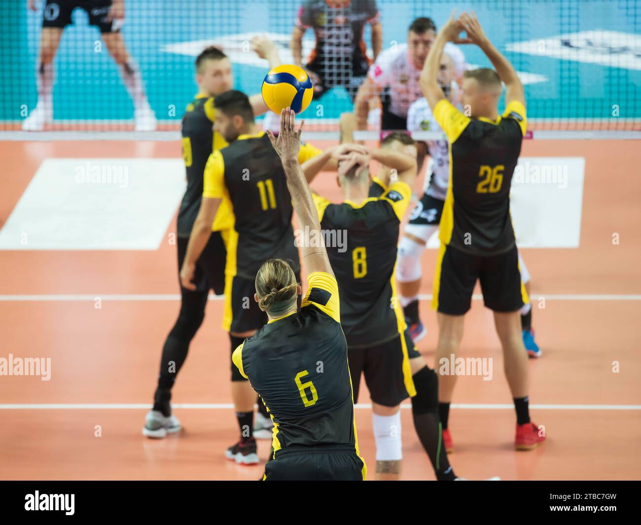 Il giocatore di voleyball serve la palla durante la partita Foto Stock