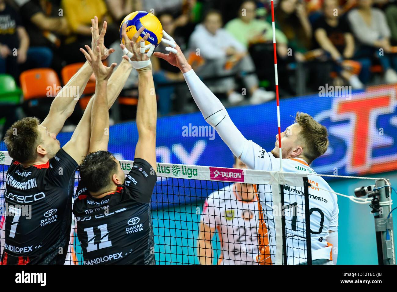 LUBIN, POLONIA - 15 OTTOBRE 2022: Men's Volley Polish PlusLiga Match Cuprum Lubin vs Asseco Resovia Rzeszow 0:3. Blocco Jakub Kochanowski (L) Fabia Foto Stock