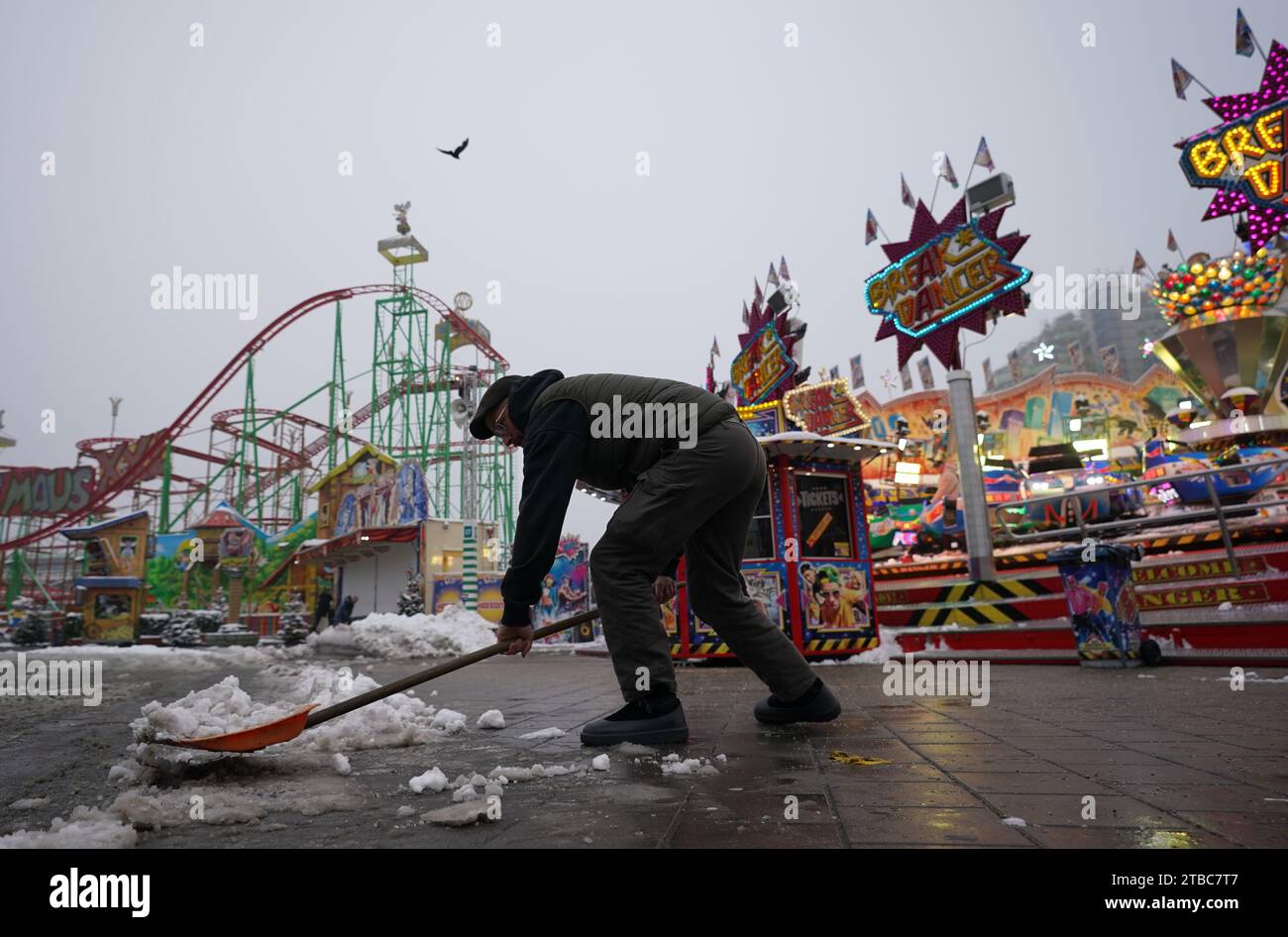 Amburgo, Germania. 6 dicembre 2023. Lo showman Mike Vespermann spinge la neve da parte di fronte al suo giro nella cattedrale di Amburgo. Credito: Marcus Brandt/dpa/Alamy Live News Foto Stock