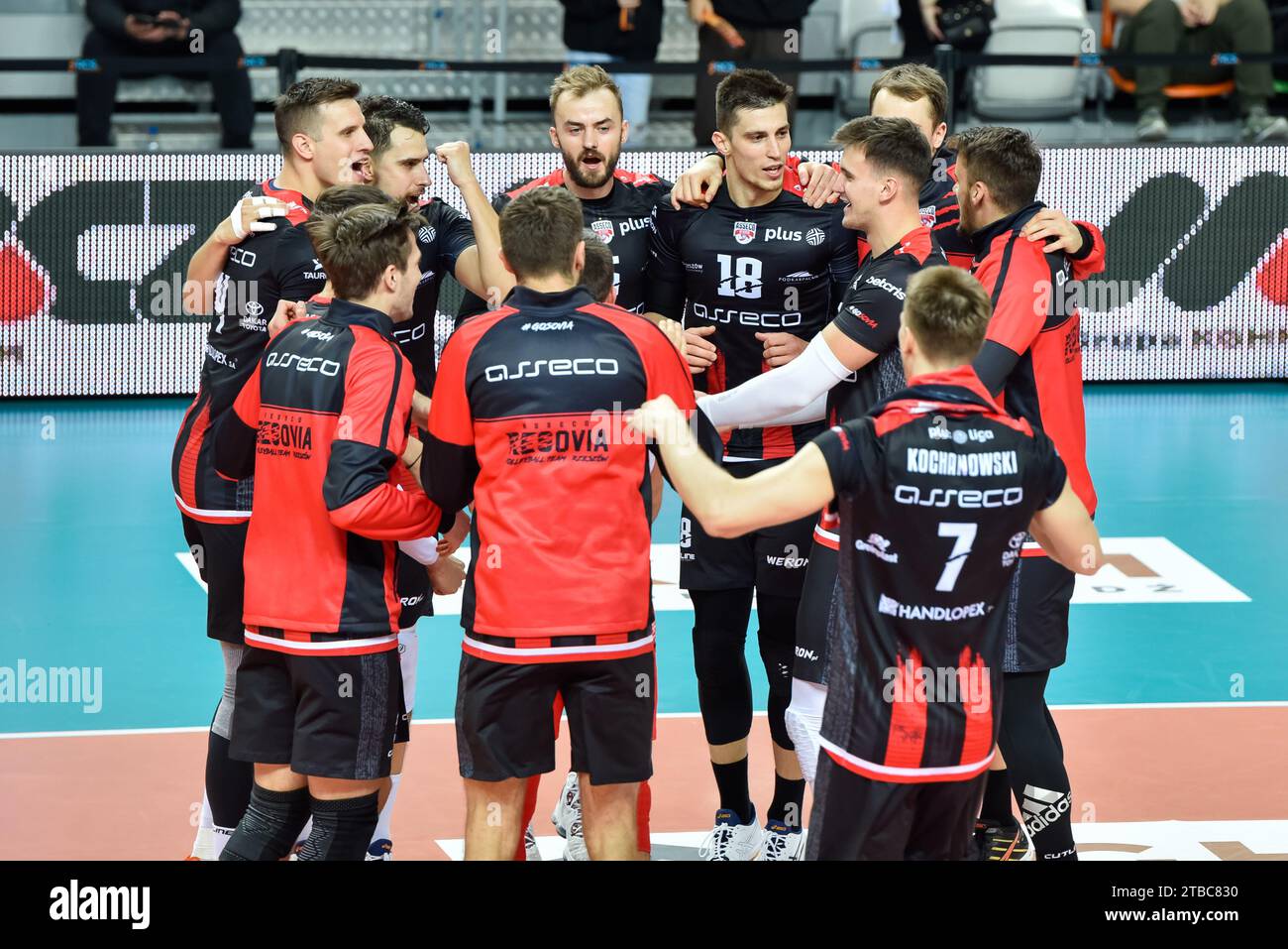 LUBIN, POLONIA - 15 OTTOBRE 2022: Men's Volley Polish PlusLiga Match Cuprum Lubin vs Asseco Resovia Rzeszow 0:3. Gioia di Klemen Cebulj (18) e tè Foto Stock