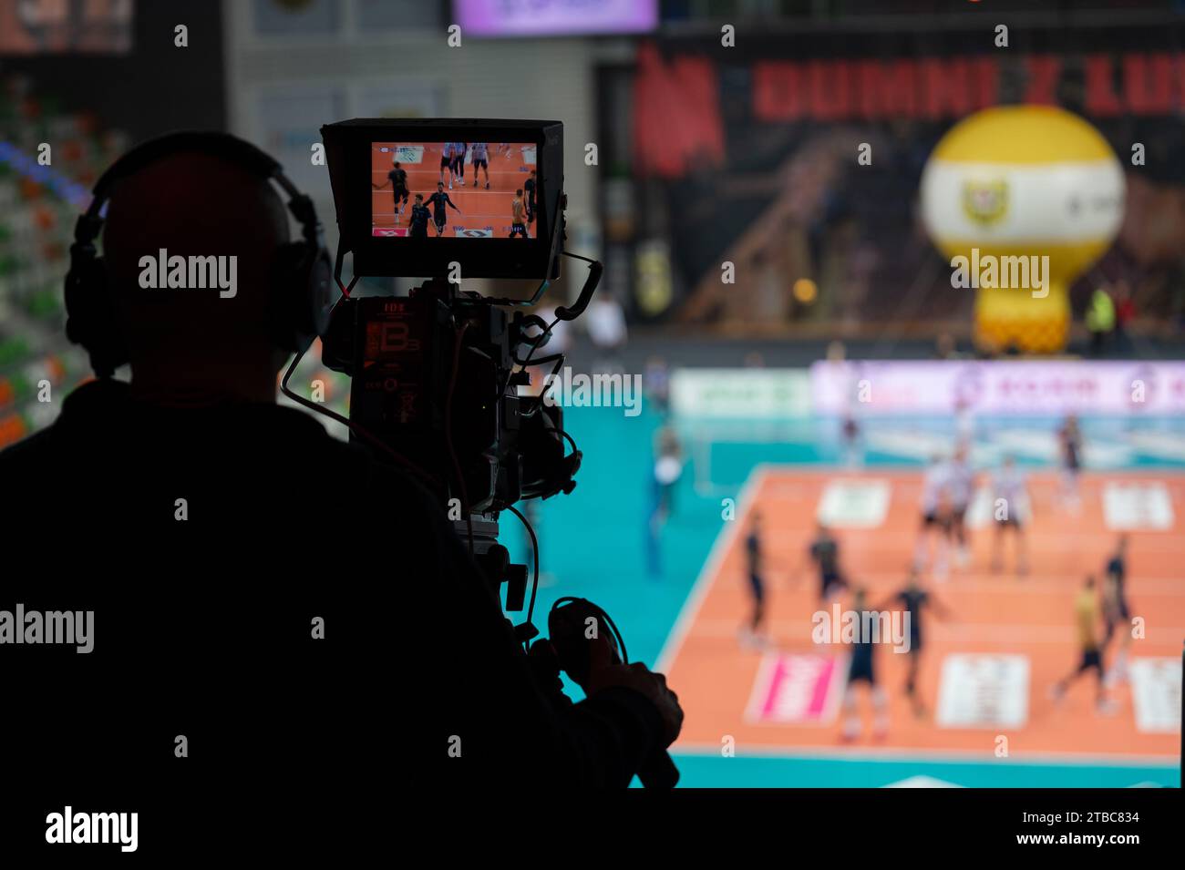 LUBIN, POLONIA - 16 GENNAIO 2023: Torneo di pallavolo maschile polacco PlusLiga match Cuprum Lubin vs Projekt Warszawa. Videocamera TV professionale. Foto Stock