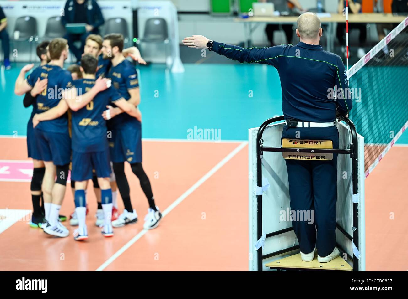 LUBIN, POLONIA - 16 GENNAIO 2023: Torneo di pallavolo maschile polacco PlusLiga match Cuprum Lubin vs Projekt Warszawa. L'arbitro dà un segno con la sua mano duri Foto Stock