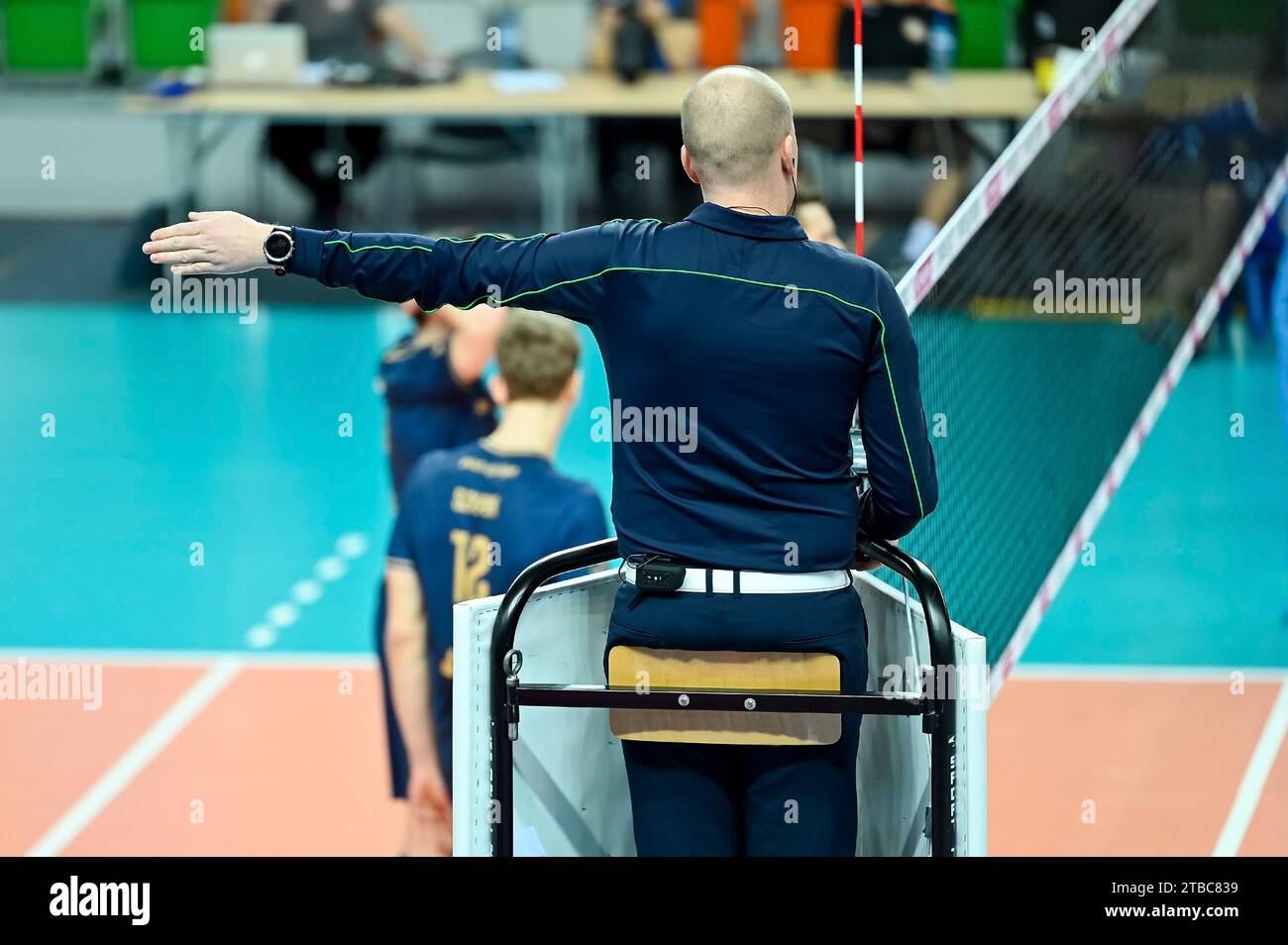 L'arbitro dà un segno con la mano durante una partita di pallavolo Foto Stock