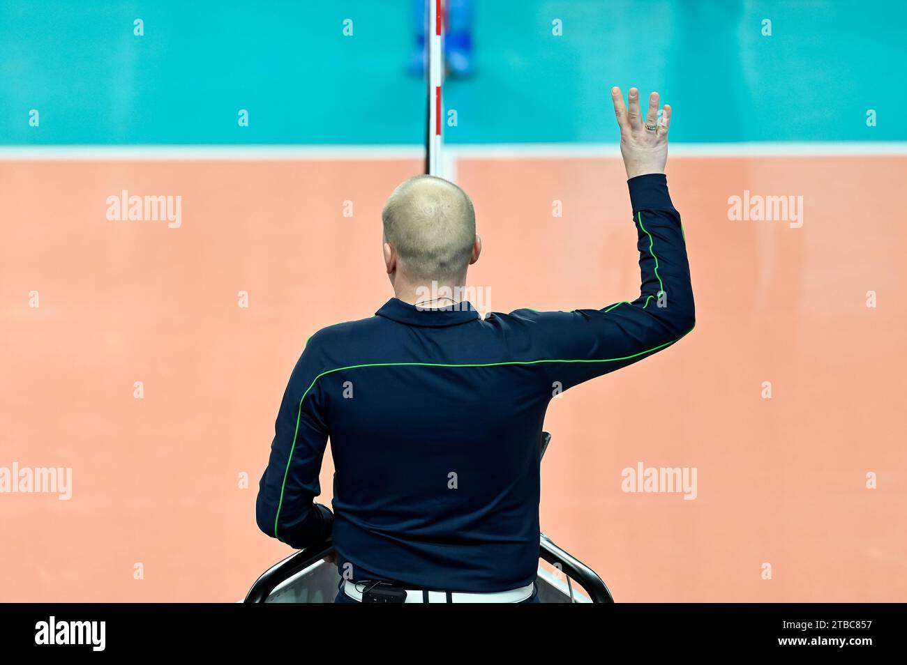 L'arbitro dà un segno con la mano durante una partita di pallavolo Foto Stock