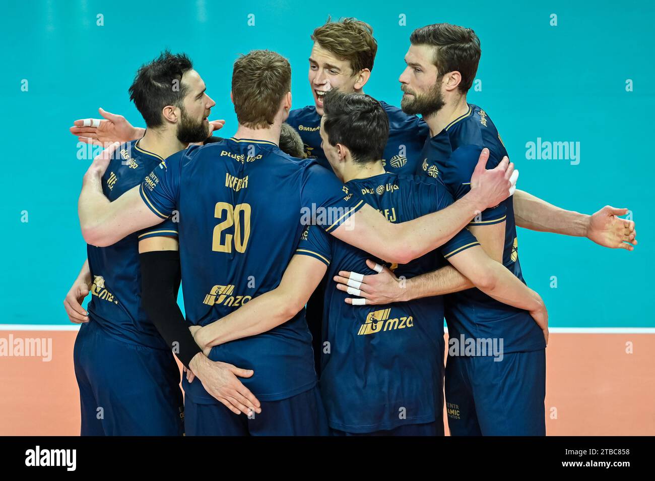 LUBIN, POLONIA - 16 GENNAIO 2023: Men's Volleyball Polish PlusLiga Match Cuprum Lubin vs Projekt Warszawa 0:3. Joy team di Projekt. Foto Stock
