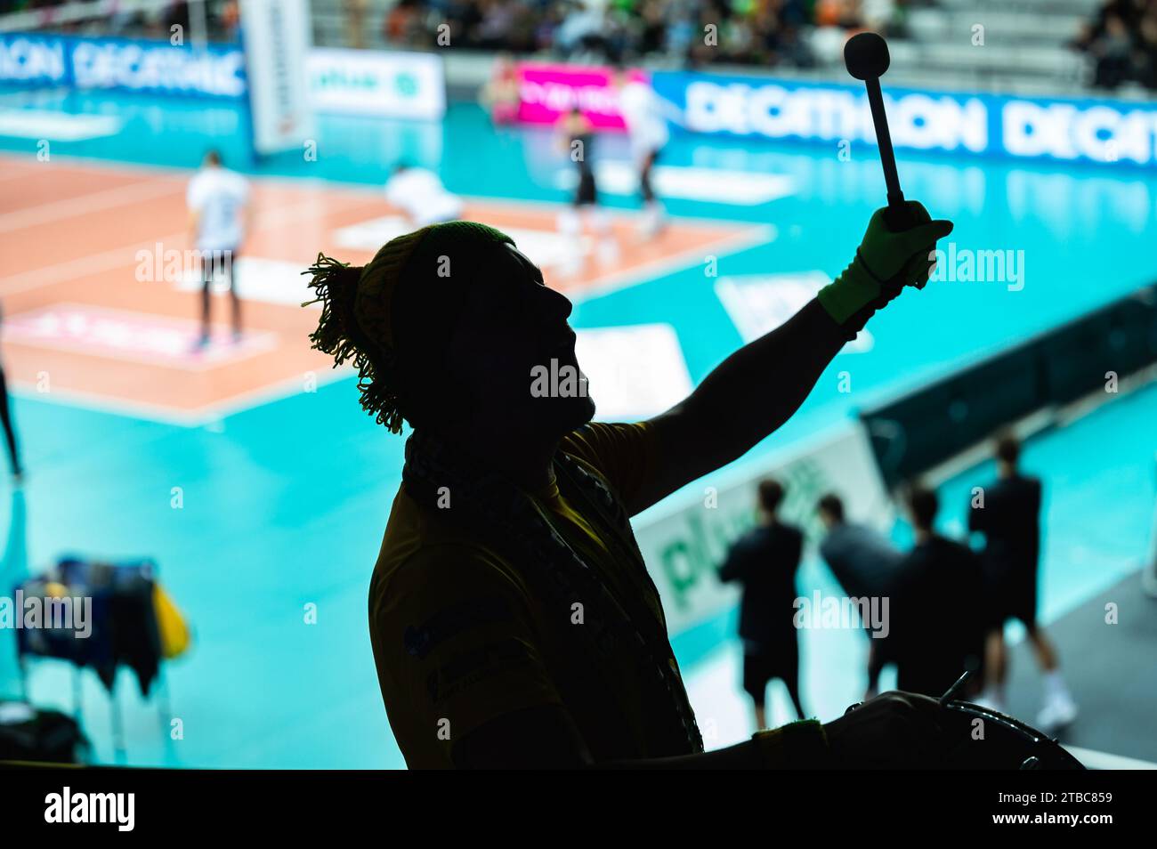 LUBIN, POLONIA - 20 NOVEMBRE 2023: Torneo di pallavolo maschile polacco PlusLiga match KGHM Cuprum Lubin vs Aluron CMC Warta Zawiercie. Silhouette del batterista suppo Foto Stock