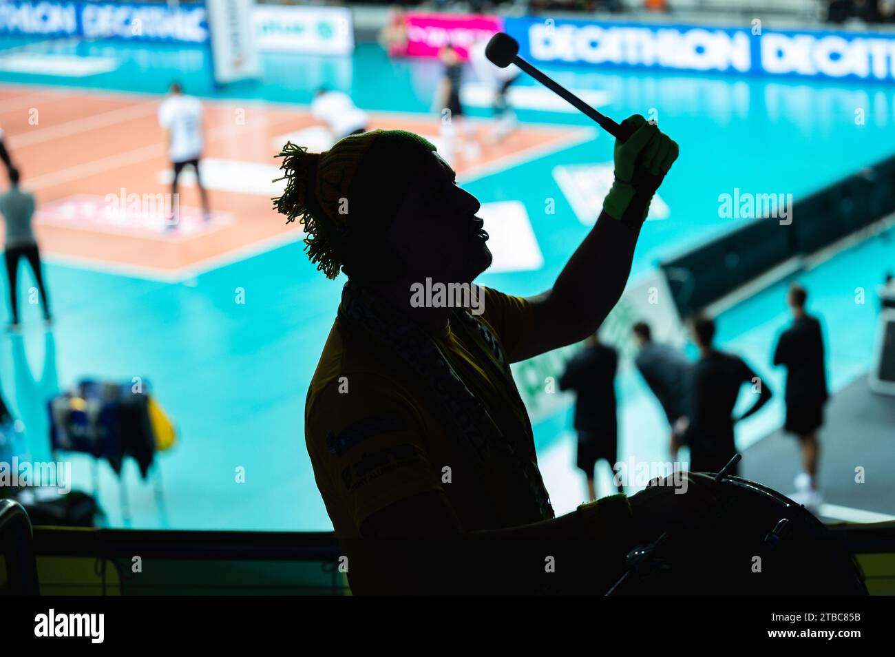 LUBIN, POLONIA - 20 NOVEMBRE 2023: Torneo di pallavolo maschile polacco PlusLiga match KGHM Cuprum Lubin vs Aluron CMC Warta Zawiercie. Silhouette del batterista suppo Foto Stock