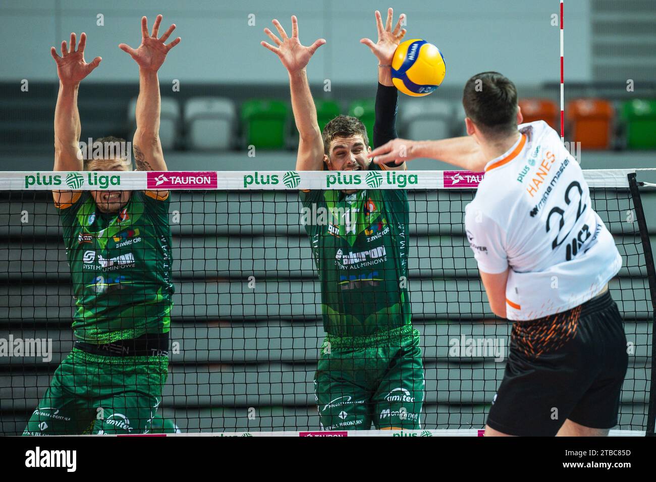 LUBIN, POLONIA - 20 NOVEMBRE 2023: Torneo di pallavolo maschile polacco PlusLiga match KGHM Cuprum Lubin vs Aluron CMC Warta Zawiercie. Blocco doppio Trevor Amenden Foto Stock