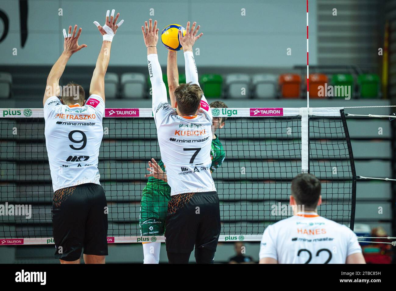 LUBIN, POLONIA - 20 NOVEMBRE 2023: Torneo di pallavolo maschile polacco PlusLiga match KGHM Cuprum Lubin vs Aluron CMC Warta Zawiercie. Attacco tre a doppio blocco Foto Stock