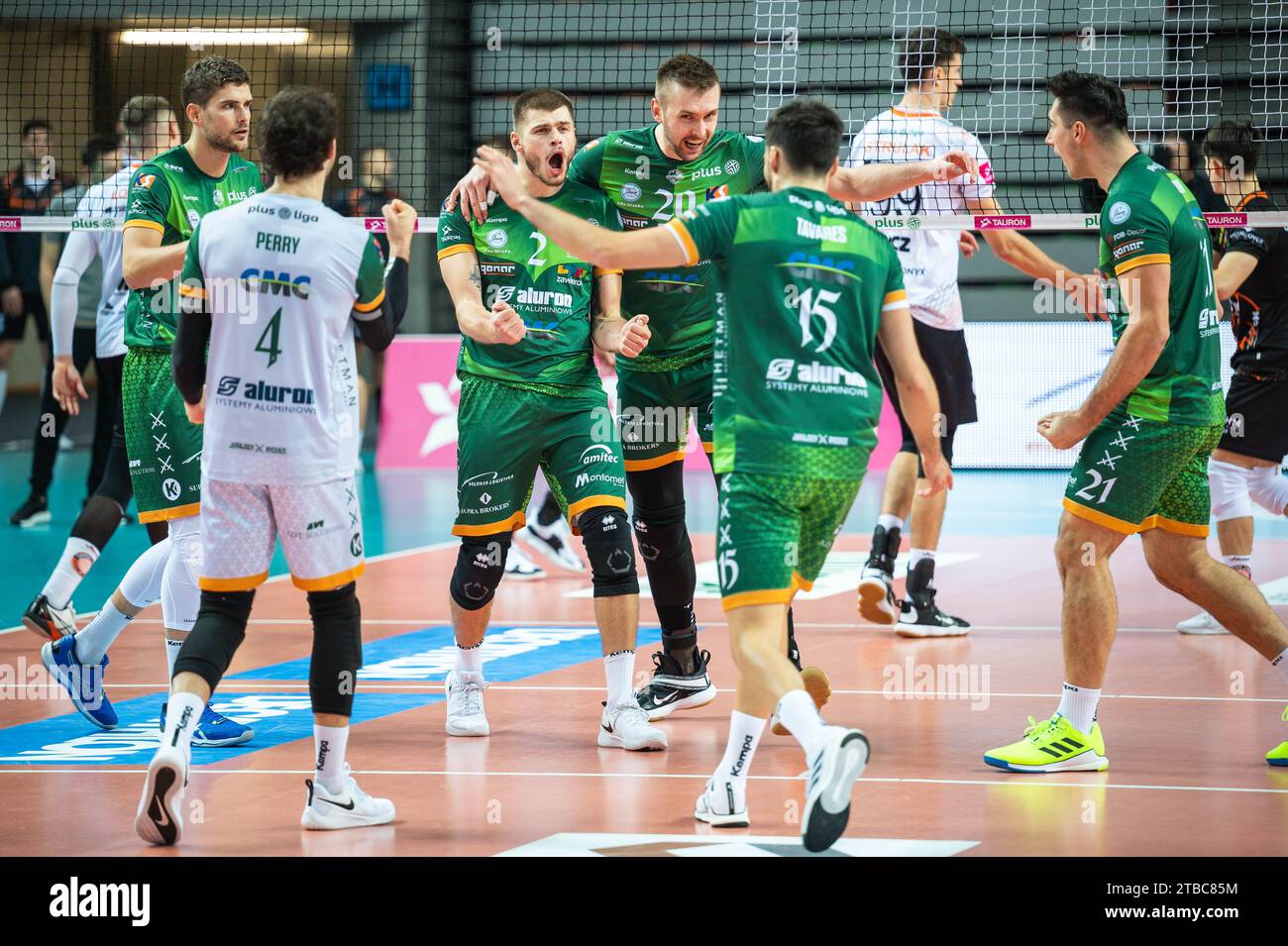 LUBIN, POLONIA - 20 NOVEMBRE 2023: Torneo di pallavolo maschile polacco PlusLiga match KGHM Cuprum Lubin vs Aluron CMC Warta Zawiercie. Joy Bartosz Kwolek (2) e. Foto Stock