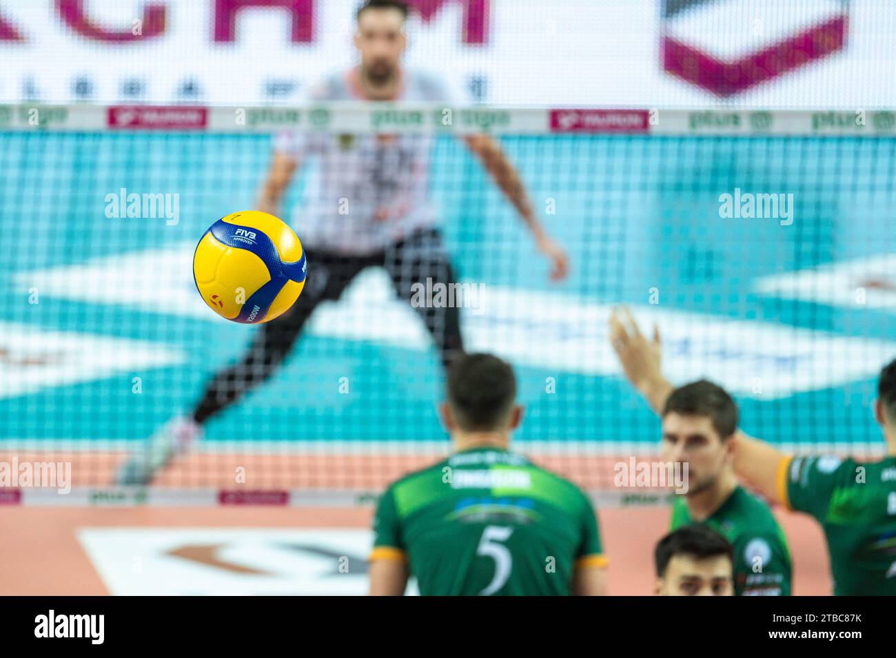LUBIN, POLONIA - 20 NOVEMBRE 2023: Torneo di pallavolo maschile polacco PlusLiga match KGHM Cuprum Lubin vs Aluron CMC Warta Zawiercie. Palla volante. Foto Stock