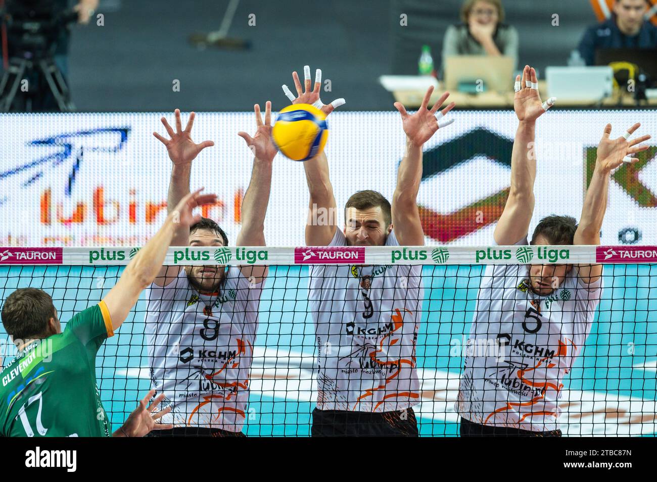 LUBIN, POLONIA - 20 NOVEMBRE 2023: Torneo di pallavolo maschile polacco PlusLiga match KGHM Cuprum Lubin vs Aluron CMC Warta Zawiercie. Triple block Players of Cup Foto Stock
