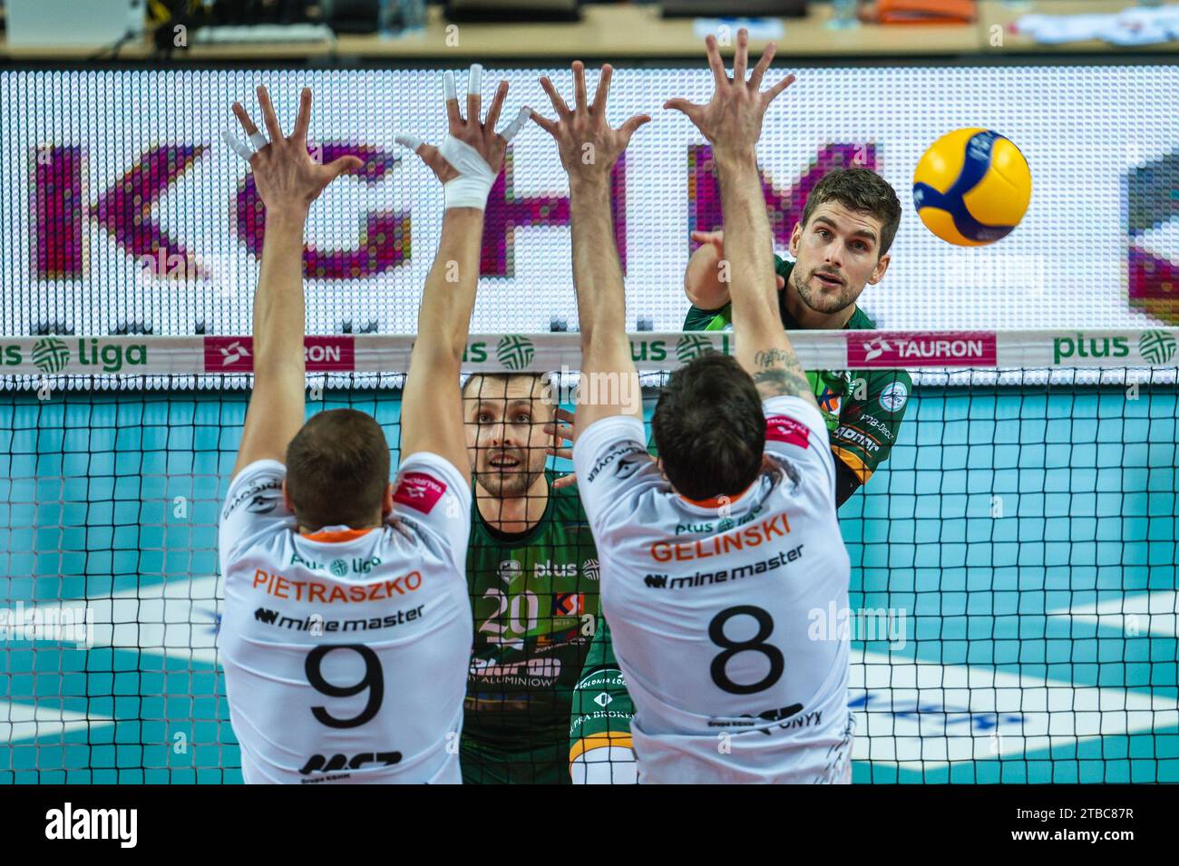 LUBIN, POLONIA - 20 NOVEMBRE 2023: Torneo di pallavolo maschile polacco PlusLiga match KGHM Cuprum Lubin vs Aluron CMC Warta Zawiercie. Attaccate Trevor Clevenot Foto Stock