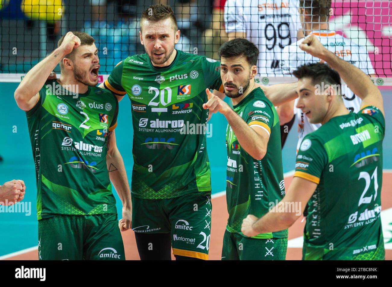 LUBIN, POLONIA - 20 NOVEMBRE 2023: Torneo di pallavolo maschile polacco PlusLiga match KGHM Cuprum Lubin vs Aluron CMC Warta Zawiercie. Joy Bartosz Kwolek (2) e. Foto Stock