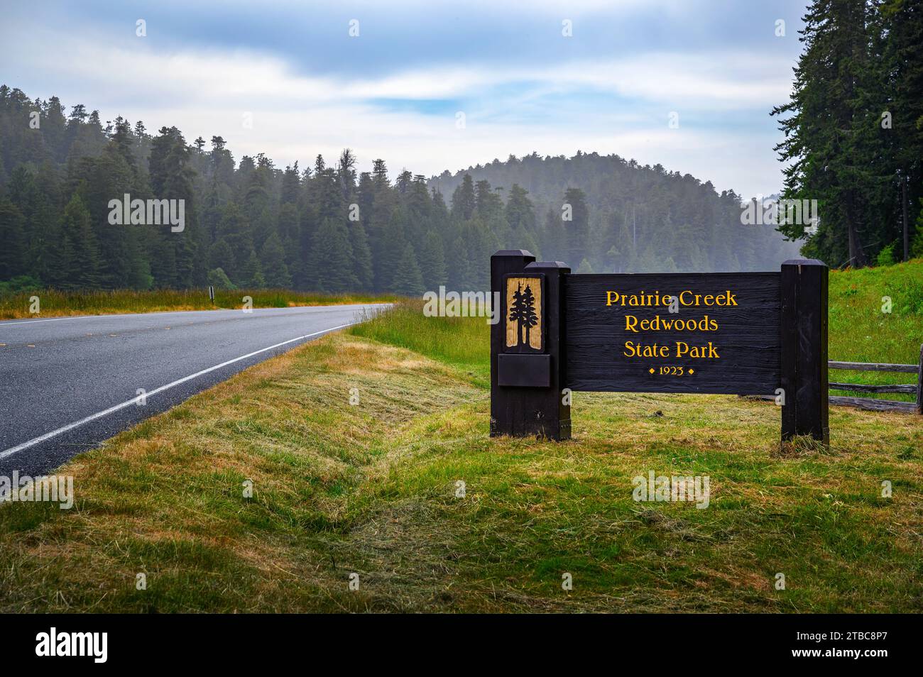 Cartello di benvenuto all'ingresso del Prairie Creek Redwoods State Park in California Foto Stock